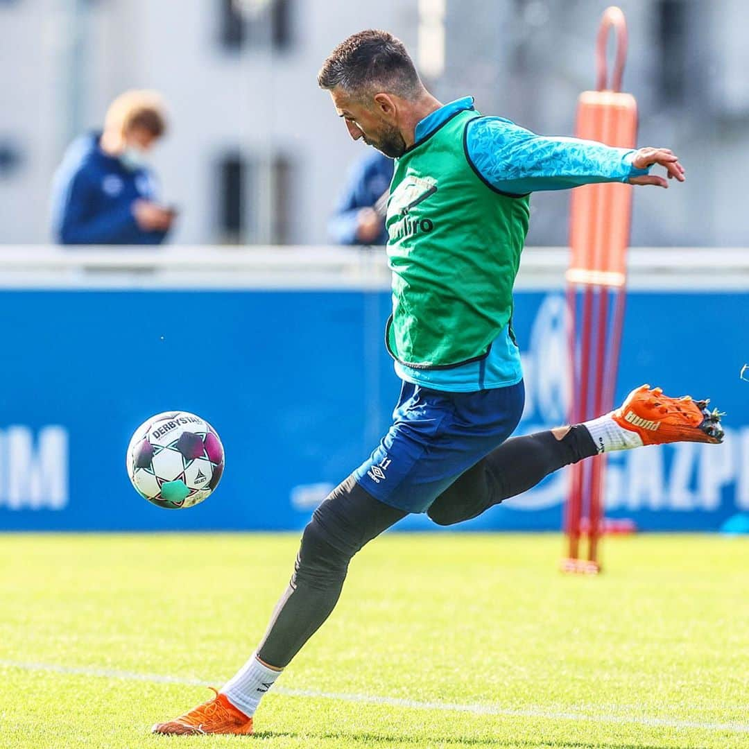 シャルケ04さんのインスタグラム写真 - (シャルケ04Instagram)「👟⚽️💥 🔜 #S04FCU . . #S04 #Schalke #Knappen #Training #Bundesliga #Football #Soccer #WirLebenDich #🔵⚪️ #S04FCU」10月13日 23時24分 - s04