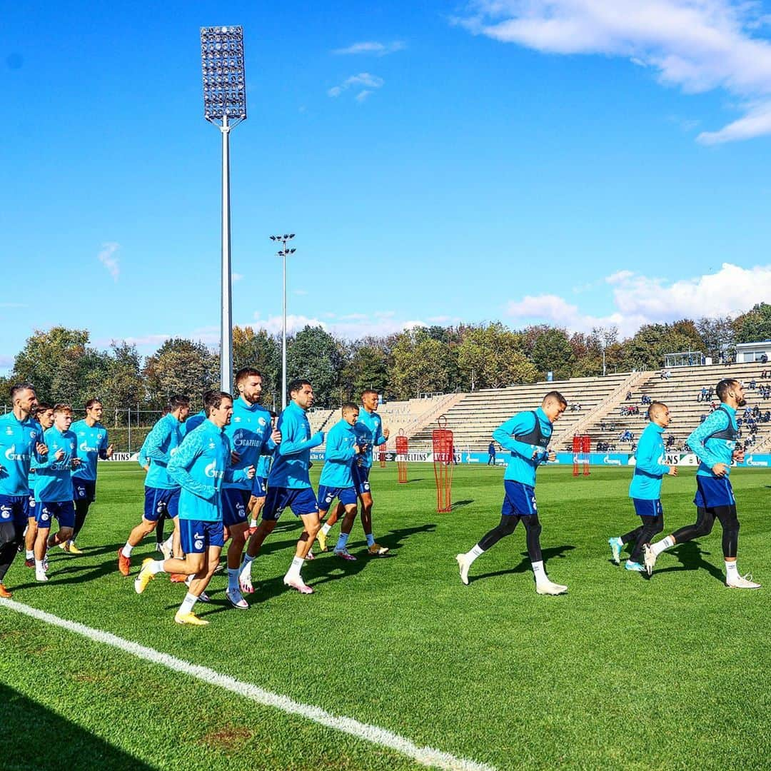 シャルケ04さんのインスタグラム写真 - (シャルケ04Instagram)「👟⚽️💥 🔜 #S04FCU . . #S04 #Schalke #Knappen #Training #Bundesliga #Football #Soccer #WirLebenDich #🔵⚪️ #S04FCU」10月13日 23時24分 - s04