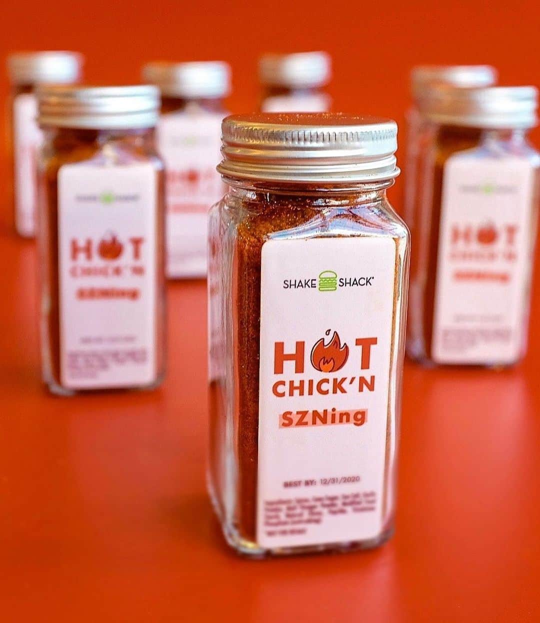 SHAKE SHACKさんのインスタグラム写真 - (SHAKE SHACKInstagram)「CLOSED. Winners have been notified. Thank you for entering! You asked, we answered. 🙌 We're giving away limited edition bottles of our Shack-made Hot Chick'n SZN-ing to 10 lucky fans, so you can add heat to anything + everything. 🔥   How to enter:  1) Follow @shakeshack  2) Tag a spice lover in the comments for a chance to win 2 bottles of our spice blend (1 for you + 1 for a friend)   Winners will be randomly selected + announced on 10/16! Peep the link in our bio for the official giveaway rules. #shakeshack #giveaway」10月13日 23時25分 - shakeshack