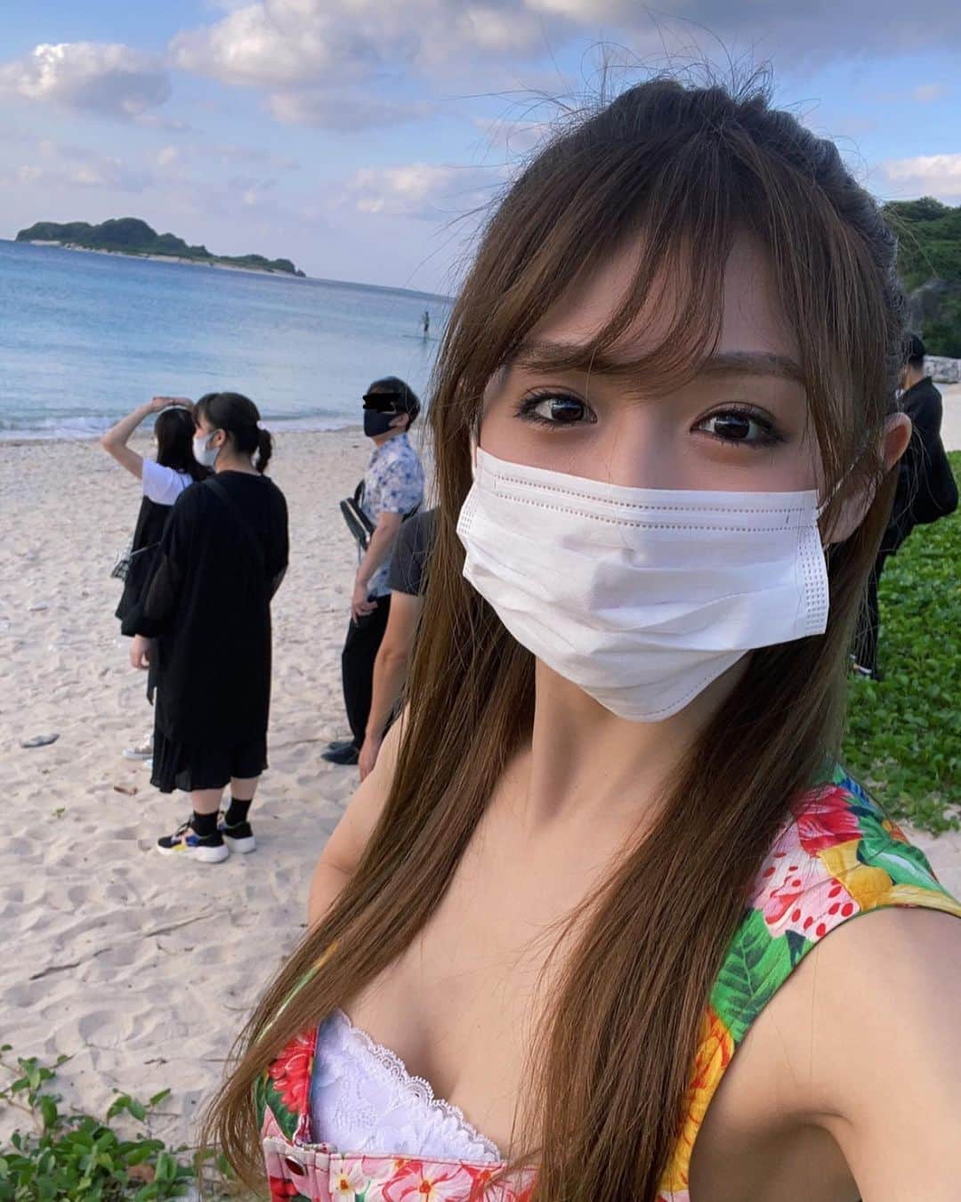 のインスタグラム：「撮影で、沖縄のある島に来てますよー🌺✨ 海が碧くて、美しいです🐳🌊 #沖縄　#okinawa #撮影」