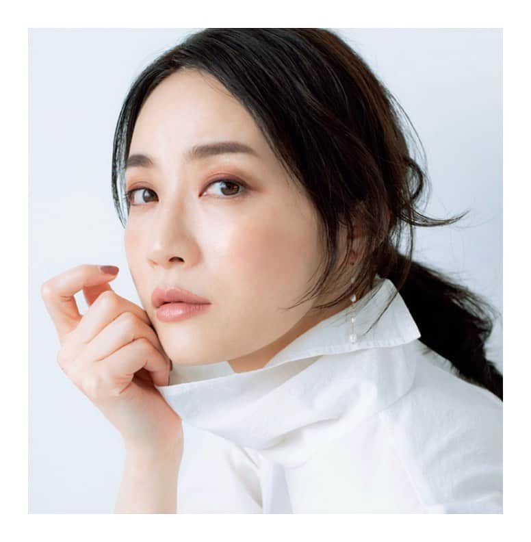 のインスタグラム：「ライン風に重ねた赤みブラウンのマットなカラー、こちらも本当に素敵でした。  photographer @emiko.tennichi  hairandmakeup @chigirakeiko  stylist @hitokogoto  model @kotamaofficial   #エクラ#éclat#magazine#makeup」