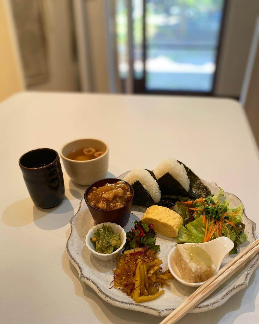 cafezakkagallery-flagのインスタグラム：「▪︎和食プレートランチ▪︎ 新しいメニューです。  山芋のじょうよかん(柚子胡椒和え) サツマイモ、スルメのやや辛煮 セロリのピーナツ和え 枝豆コロッケに生姜あんかけ おにぎり だし巻き玉子 ピーマン昆布和え サラダ お味噌汁 お番茶  ぜひ身体に優しいお野菜たっぷりランチを お楽しみ下さいませ。 その後は甘いもんもペロリと。  ギャラリーでは 「明心工房の器展」開催中です。 10/6-10/23まで(11:30 ～ 17:00 最終日16:00) 在廊日 10/6・9・14・23  12:30〜16:00  #cafeFLAG #cafeFLAGのランチ #明心工房 #cafezakkagalleryflag  #ギャラリー #大阪カフェ #枚方カフェ」