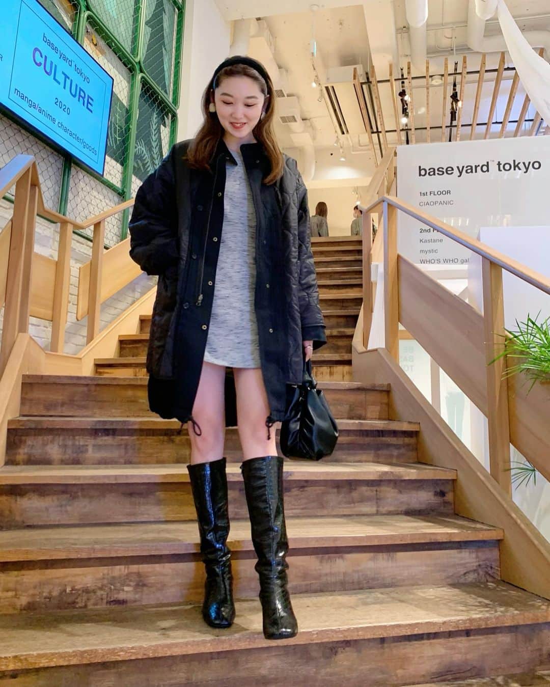 mina hinokuchiのインスタグラム：「. ある日のリアルコーデ アウター1着目はこの子をget...♡ 肌寒かった先週、休憩中にお店へ駆け込んで購入しました！ . キルティングとモッズがリバーシブルで楽しめて それぞれ切り離しても単品でも着れるコート🎁 この冬はキルティングがとても気になっています♡♡ . . 冬のアウター予約も、ONLINE STOREと店舗巡業で開催中！ 明日はジョイナスで開催します☀︎ぜひ〜 . . #whoswhochico #salonbychico #フーズフーチコ　#キルティングジャケット #ライナー　#ライナージャケット #ロングブーツ」