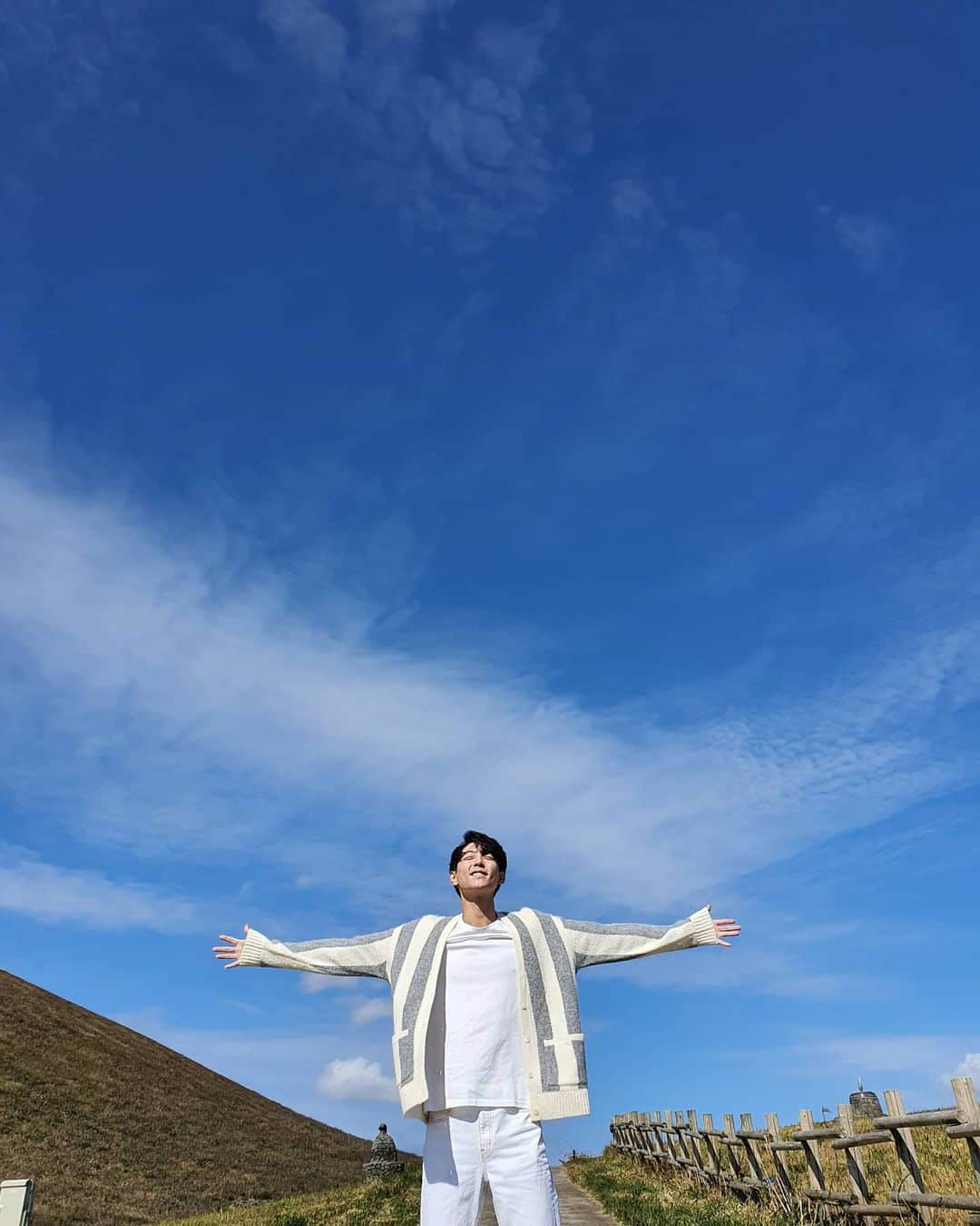 ヒョヌさんのインスタグラム写真 - (ヒョヌInstagram)「높은 하늘 🌞#제주도여행」10月13日 23時31分 - hyunwoo0118