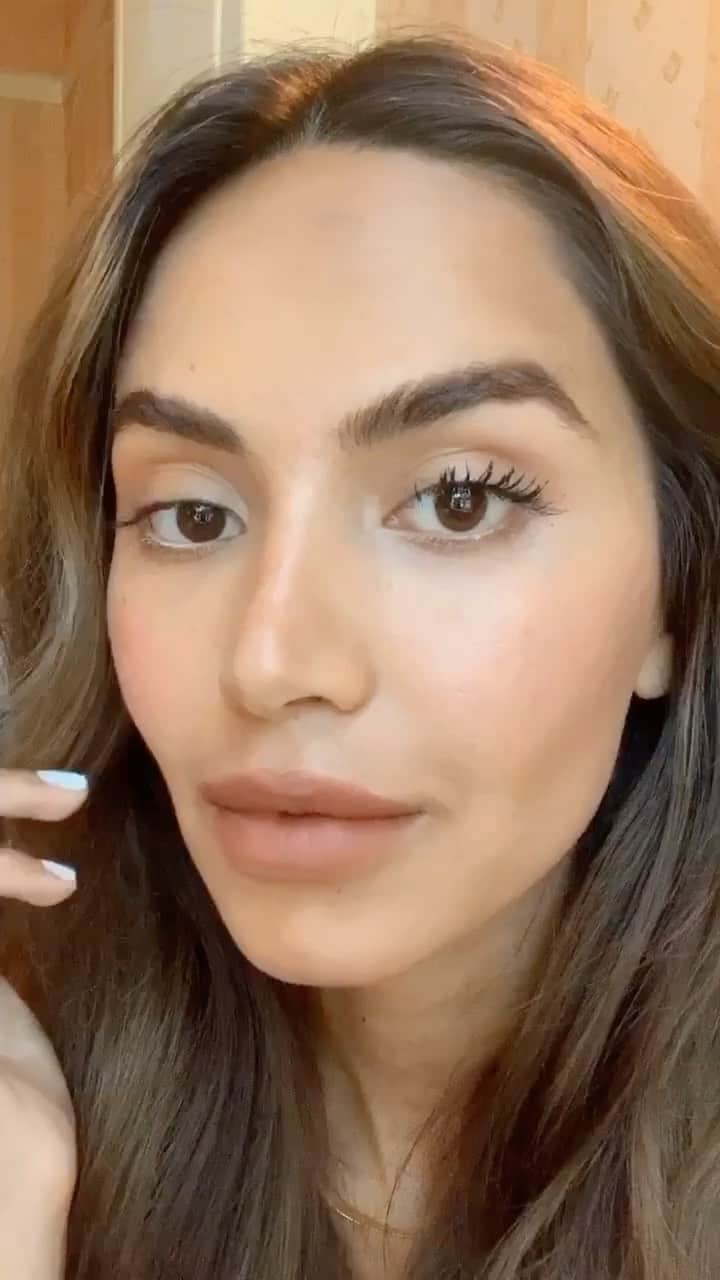 Diipa Büller-Khoslaのインスタグラム：「These two mascaras have changed me life. @honest_beauty & @too😍 Do you guys want more beauty, skin & hair hack reels?」