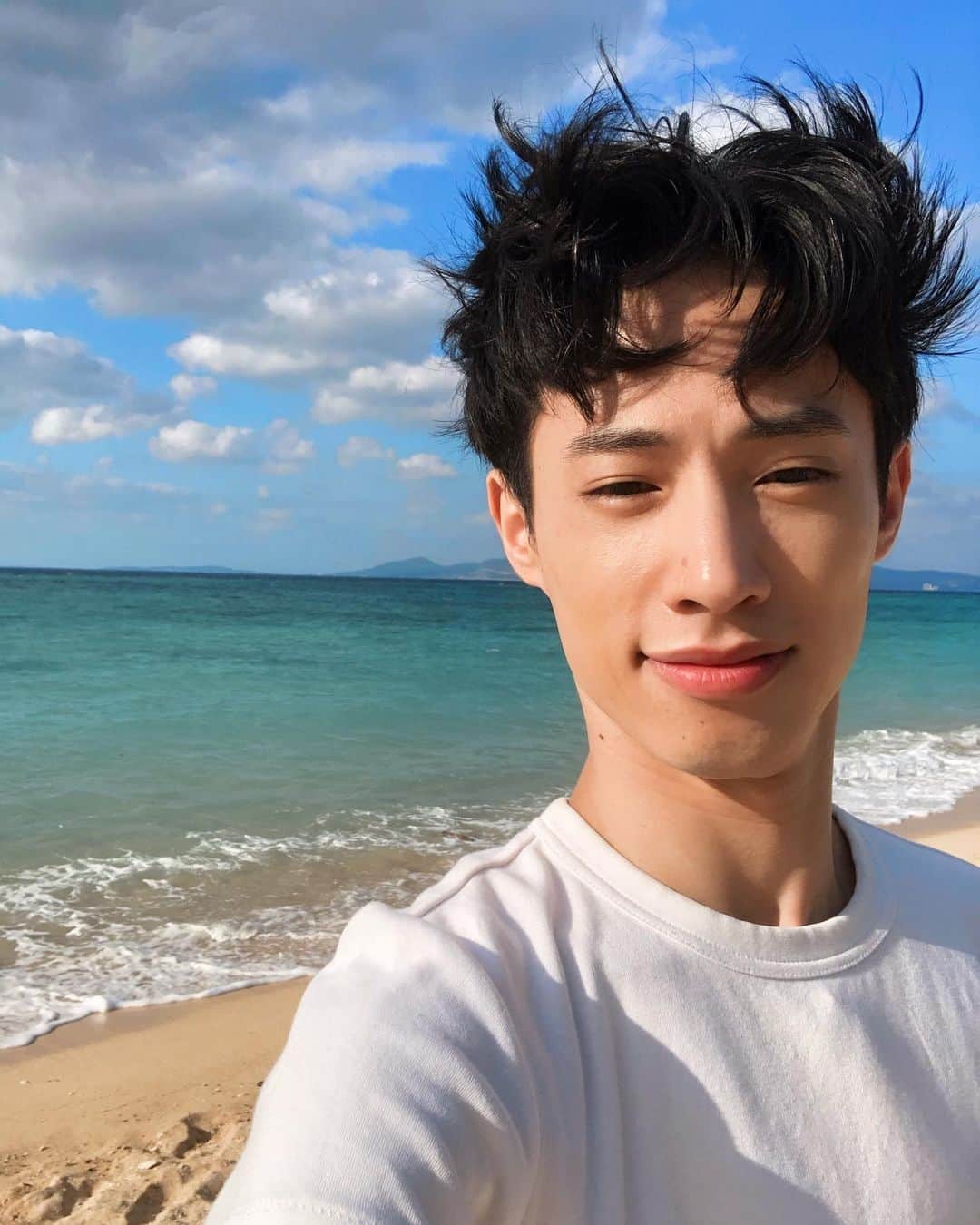 三永武明のインスタグラム：「撮影だけではもったいないくらいの沖縄をおすそわけします🌺ヤドカリも葉っぱも海もみんな頑張ってるね。みんなもファイト！#まだまだ #暑いよ #沖縄」