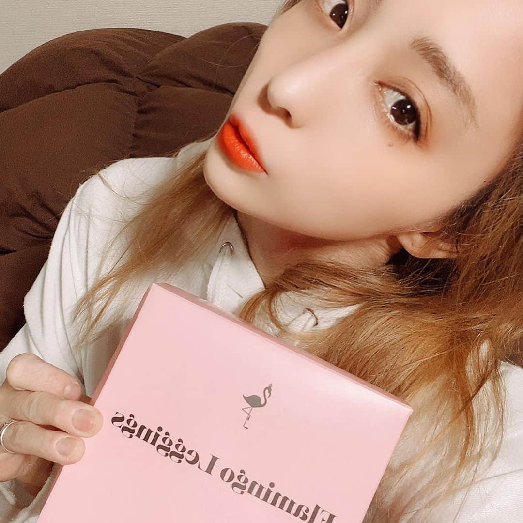 矢沢なりのインスタグラム：「コロナで足がぶよんぶよんな私に...🥺  🎀Flamingo Leggings🎀 箱の裏に履だけ瞬間-6cmって書いてあって至急対策として( ๑>ω•́ )ﻭ✧💕  5枚目自分検証したくて片足だけ履いて写真撮ってみたら明らかに違うぞ...(;･`ω´･;) 着圧って書いてあるからきっついかなーって思ってたんだけどそうでもなくて、肌弱い私でも履いてられるふわふわ感(*´ω`*)💖 結構着圧のものは商品選んじゃうんだよね... きつ過ぎたり痒くなったりするから。肌弱いし。 だけどこの着圧はレギンスはオールクリア🤗💕 @taeri__taeri  ちゃんがイメージモデルだったから思いっきって買ったぜ( •̀∀•́ )b  コロナ太りした同士にオススメする🤭❤️  #着圧レギンス #フラミンゴレギンス #レギンス #足痩せ #下半身太り #むくみ解消 #美脚 #ダイエット #美脚になりたい #足が太い」