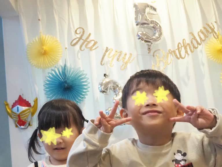 のインスタグラム：「2020.10.13 Happy 5th birthday 息子🥳⭐️ 節目の年齢なので少し感慨深い😲 成長し続ける子供達に付いていけるよう、 私も母として成長しないと！ 男の子育児は、マジで体力勝負🤣🤣🤣 . . . #5歳誕生日  #5歳  #5歳男の子  #仮面ライダーセイバー  #2歳差育児  #2歳差兄妹  #本格的な反抗期が恐ろしい  #5years #5yearsold #5yearsanniversary」