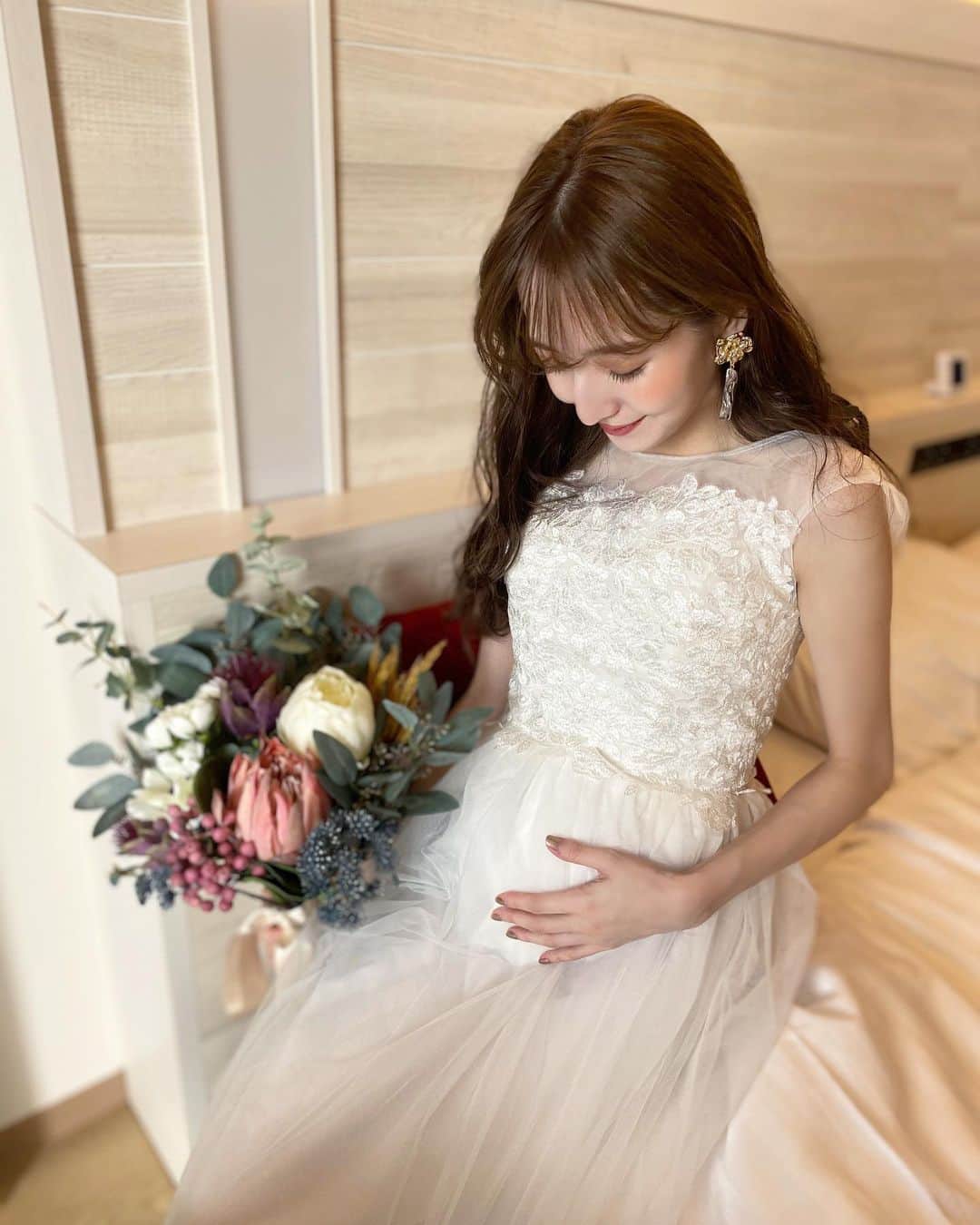 平木愛美のインスタグラム：「皆さま、きのうのストーリーにたくさん質問などありがとうございました👼💞🧡  "つわりありましたか？"なども多かったのですが、実はというと、かなりありました！！！身体だけは人生で一番きつかったです😭🕊笑（でも気持ちはもってかれずハッピーだった😂） そのあたりのリアルな部分も、 近々、いただいた色んな質問をもとにYouTube撮りますね❤️  photo by @yasuhiro.kido  bouquet / @artificialflower_macheri   そして先日、スタートをご報告したアーティフィシャルフラワー。さっそくブーケレンタルのオーダーやたくさんのお問い合わせや嬉しいお言葉をいただき、感謝です。 お部屋にかざるようのブーケ購入ももちろん🥀 花嫁さんがたの大切な挙式や前撮り撮影に、素敵なドレスや白無垢とともにブーケを添えていただく日が楽しみです💕  結婚式や前撮りでブーケを使った後、マタニティフォトなどでも使ってもらうのも◎👶🍼💓  #manaminflowers」