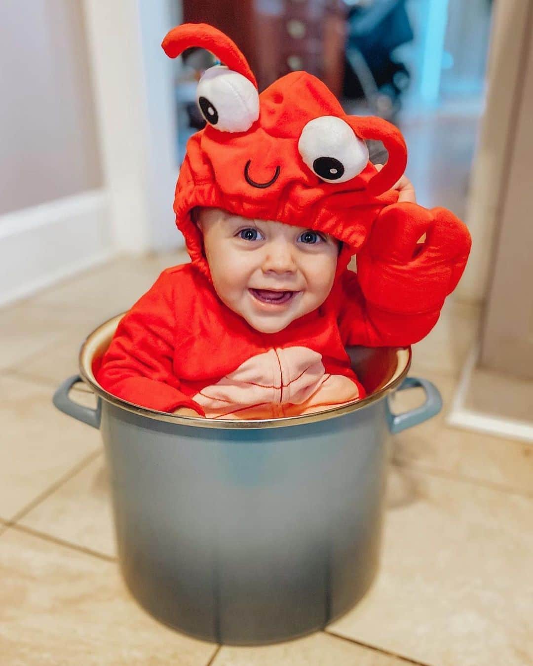 カーターズさんのインスタグラム写真 - (カーターズInstagram)「It would have been shellfish for us not to share this adorable lobster! 🤣😍🦞 #dadjoke #halloween #lovecarters 📷: @emprem84」10月13日 23時40分 - carters