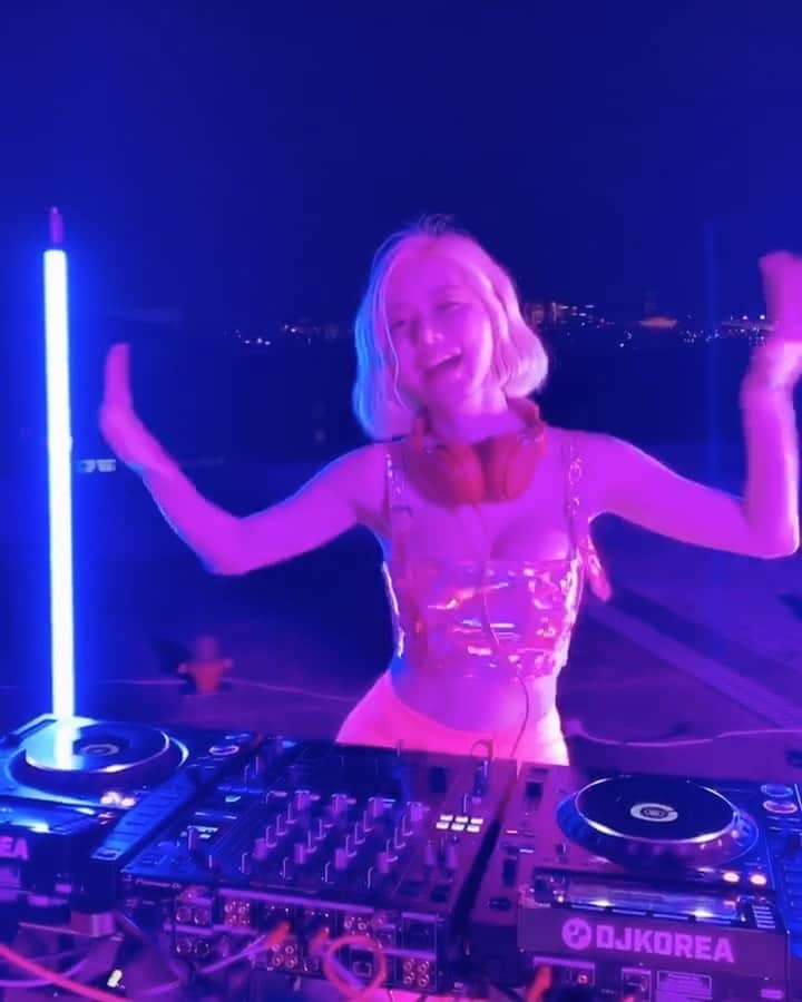 Dj Sodaのインスタグラム：「뮤직비디오 촬영 중~💖💕무슨 노래로 찍고 있을까용? 슈팅스타 아님  I'm filming a music video!💜Can you guess what music video I'm filming now? Not Shooting Star」