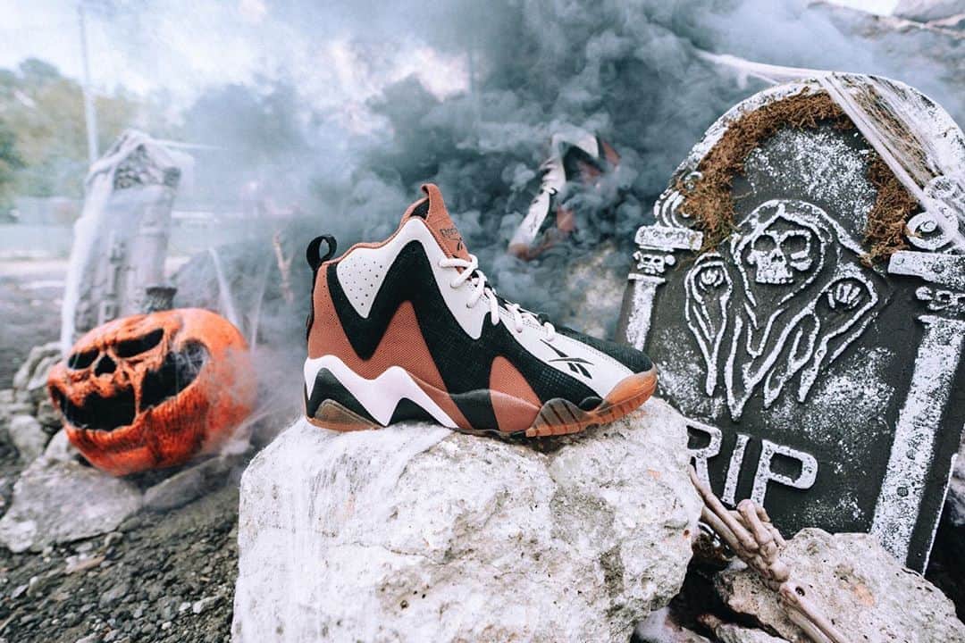 Reebok classicさんのインスタグラム写真 - (Reebok classicInstagram)「No tricks, all treats. The BOKtober pack drops tonight right in time for sp👀ky szn. Link in bio.」10月14日 5時16分 - reebokclassics