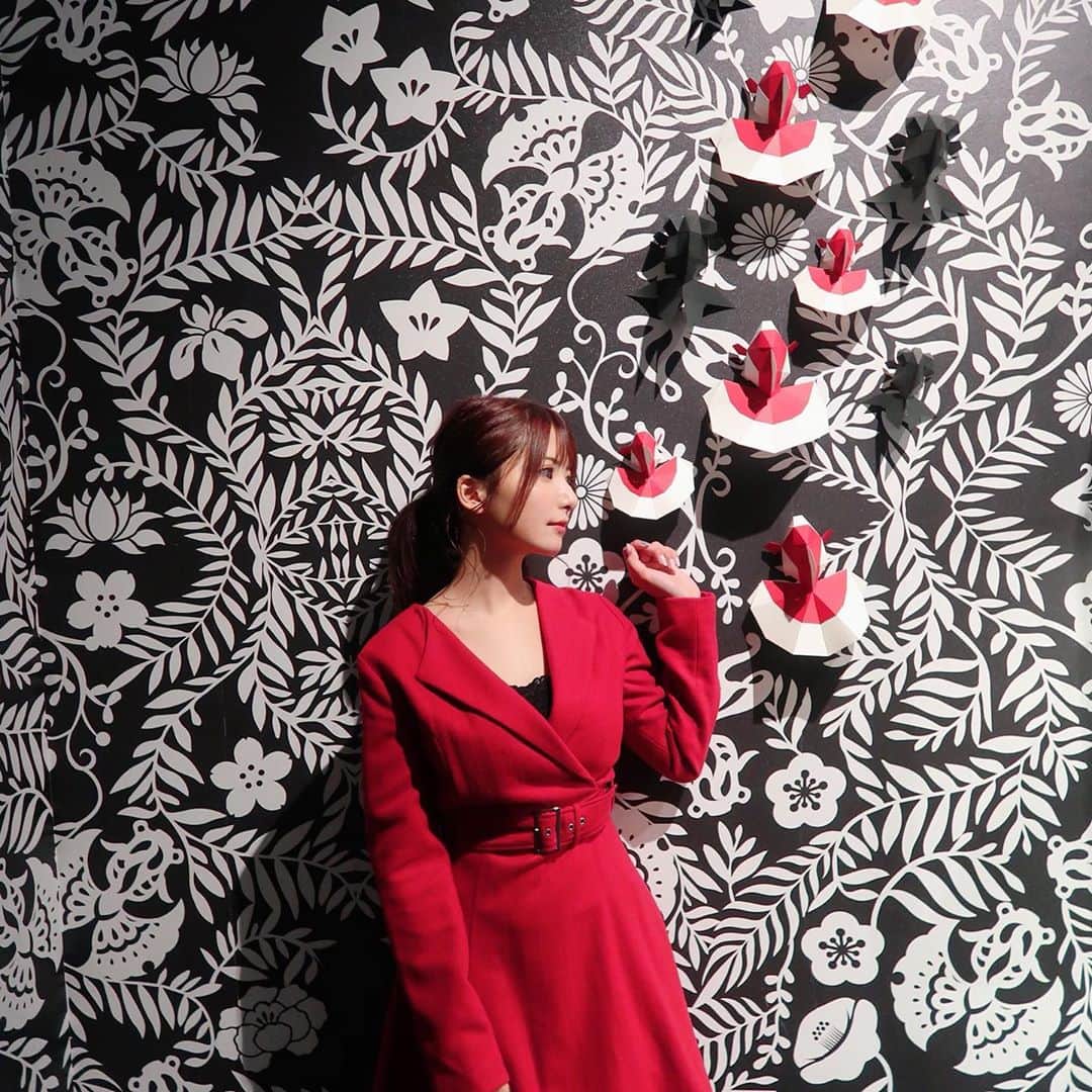 岡田栞奈のインスタグラム：「照明が暗いので横顔の方が 盛れました(笑) 色んな金魚居て面白かった^^🤍  #アートアクアリウム #美術館 #巨大水槽 #金魚 #横顔しがち」