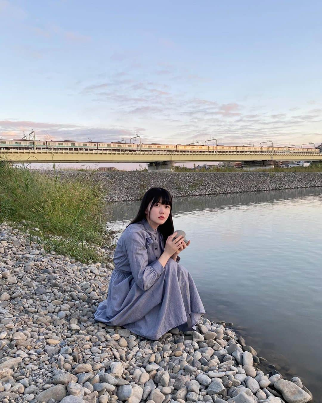 小野寺梓さんのインスタグラム写真 - (小野寺梓Instagram)「川デート𓆛𓆜𓆝𓆞𓆟 ・ ・ ・ 夕日がいい感じだ〜 お仕事で多摩川に行ったよ！ 自然大好きだから嬉しい！ 撮影で草むらの中とかに入る時に申し訳ないんですけどってカメラマンさんに言われること多いけど全然余裕なんだ〜！ 川も入っちゃいたかった！ 最近海も行ったしあとはどんな自然なとところ行きたいかなあ〜やっぱり牧場かなあ〜 ・ ・ ・ ・ #多摩川 #自然 #nwith #小野寺梓 #白キャン #真っ白なキャンバス」10月13日 23時52分 - onoderaco