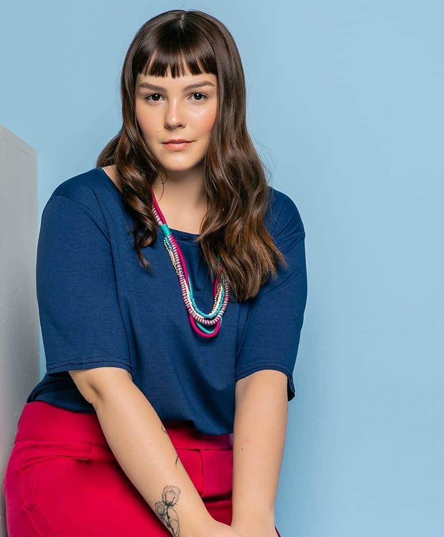 のインスタグラム：「Os acessórios coloridos têm o poder de ascender o look, acrescentando um toque cool e fresco ao look! Que tipo de acessório você mais gosta de usar? Conta pra gente! #decencia #plussize #modaplus #bodypositive #atacado」