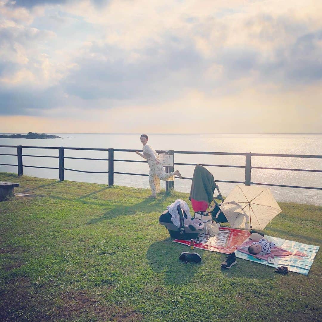 栄田祥子のインスタグラム：「妊娠中から渇望していた海、ウミ、うみだーーーー！！！！！本日結婚(式)2周年。小さくて大きな存在が家族に加わり、遊ぶ環境や過ごし方の中に新しい“楽しい”を知るよ。」