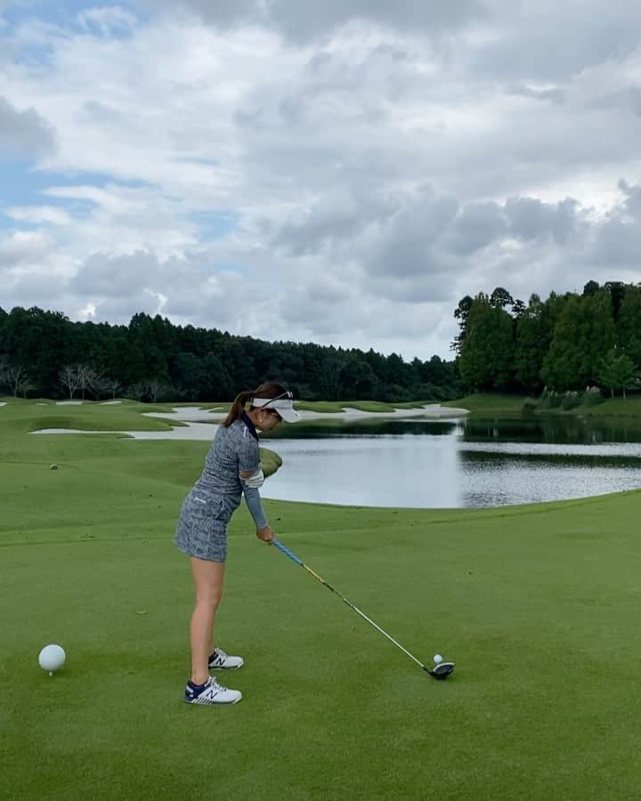 青木茉里奈のインスタグラム：「⛳️🍂 カレドニアンゴルフクラブ 🎥Hole18 ちょっと今日は腰を労って白から⚪️ 70(37.33)。 トレーニング本格的に再開しようと思います🏋️‍♀️ 頑張ります✨ _ _ _ _ _ _ _ _ _ _ _ _ _ _ _ _ _ _ _ _ _ _ _ _ _ _ _ _ _ _ _ _ _  #golf #カレドニアンゴルフクラブ #ウエア #taylormade #taylormadegolf」