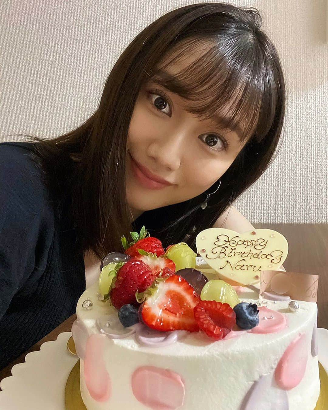 海野ナルのインスタグラム：「節目の年を無事迎えられました☺️✨✨🎂 メッセージくれた方ありがとうございます☺️ 年齢だけではなく、人間的にも成長出来るよう頑張っていきます💪✨ これからもよろしくお願いします🤗🌟 . #mybirthday #1013 #お母さん産んでくれてありがとう」