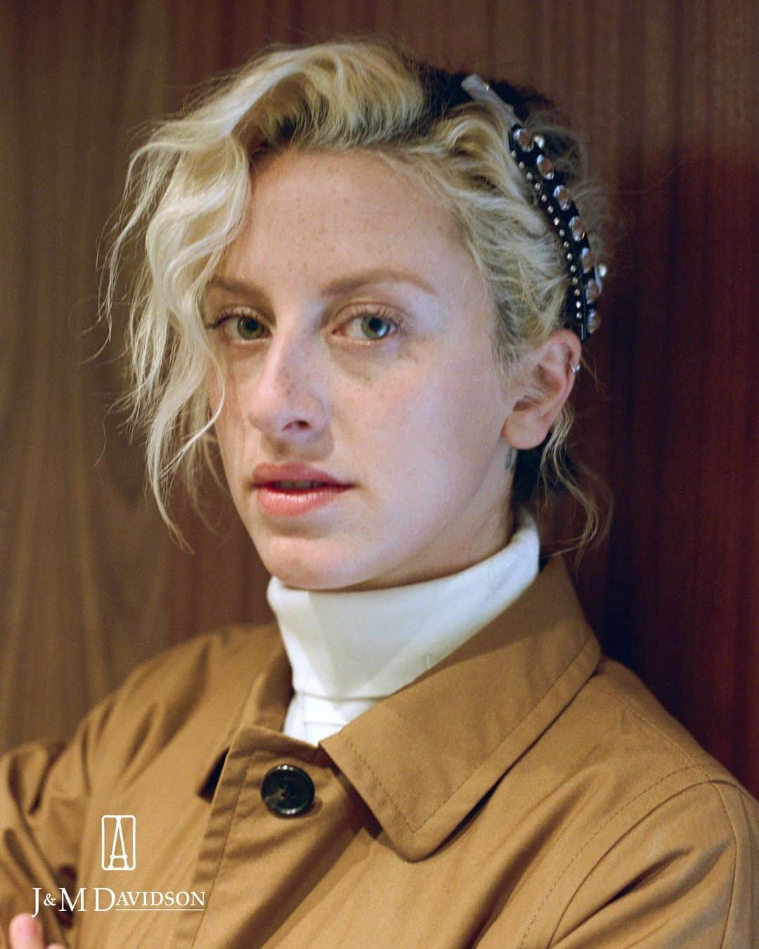 のインスタグラム：「Harriet Verney (@harriet.verney) wears the Crystal Barrette from our limited edition collaboration with hair Maison @alexandredeparis_official   Shop the collection exclusively at our flagships in London and Tokyo, and online at jandmdavidson.com  The campaign is photographed by @indigolewinstudio  Styled by @tom_guinness  Hair and Make-Up by @michelahairstylist  Art Direction @reidjamie  Link in our bio to discover more   #JMDxADP #AlexandredeParis」