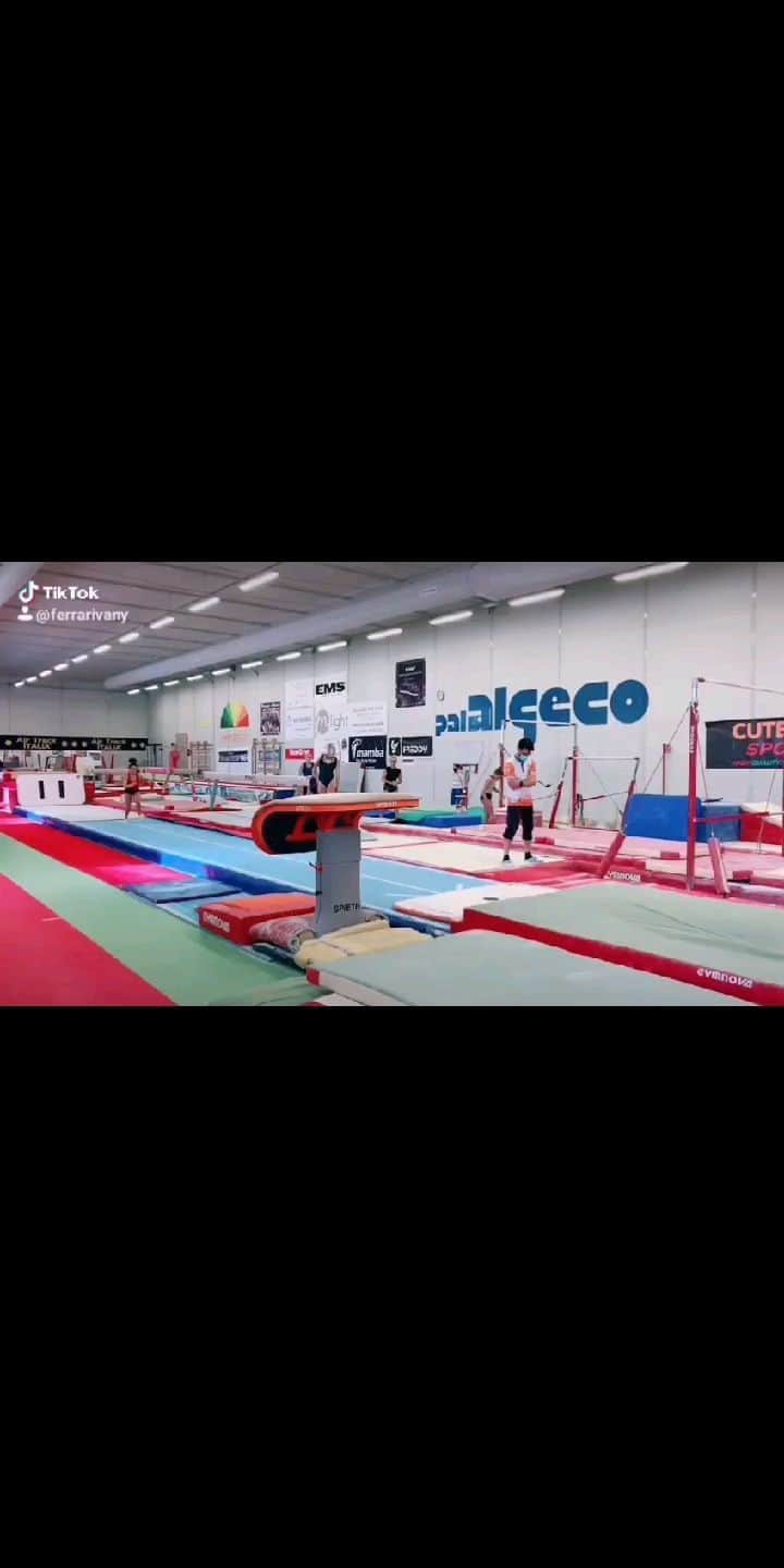 バネッサ・フェラーリのインスタグラム：「Non importa quante volte cadi... NUOVO ELEMENTO 🔥💥👌  Questa è solo la prima di una serie di novità in arrivo❣️👊😈 Restate connessi 🙌 #vanessaferrari #nevergiveup #gymnastics #olympics #sport #foryou #beactive #ilmiosport #ginnasticaartistica」