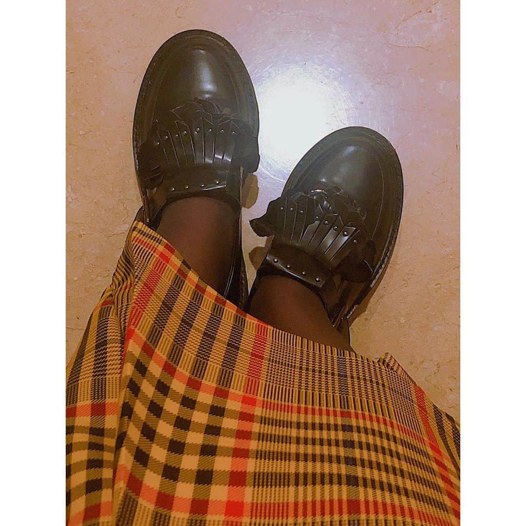 潘めぐみさんのインスタグラム写真 - (潘めぐみInstagram)「💛 💙 💛 💙 . #tops / #skirt / #shoes ... #enfold @enfold_official #belt ... #togapulla @togaarchives #earring ... #em @em_webshop . いつもお世話になっているENFOLDさんのお洋服たちを基調にした衣装。 . トップスは、度々インスタでも登場していましたが . スカートは、1年前のAWのもので、本当は今年の3月にAJのフルバのステージでお披露目するはずだったもの。 . このイベントがあると知って、寝かせていたんです。 . 丸1年経っちゃってごめんね、スカートさんや。 . でも、ちゃんと晴れの舞台でお披露目してあげたかったのよ。 . そんな言葉をスカートにかけながら。 . これからは、いろんなところに沢山つれていくからね。 . そんな靴もENFOLDさんです。 . かわいかろ？かわいかろ？ .」10月14日 0時04分 - han_meg_han