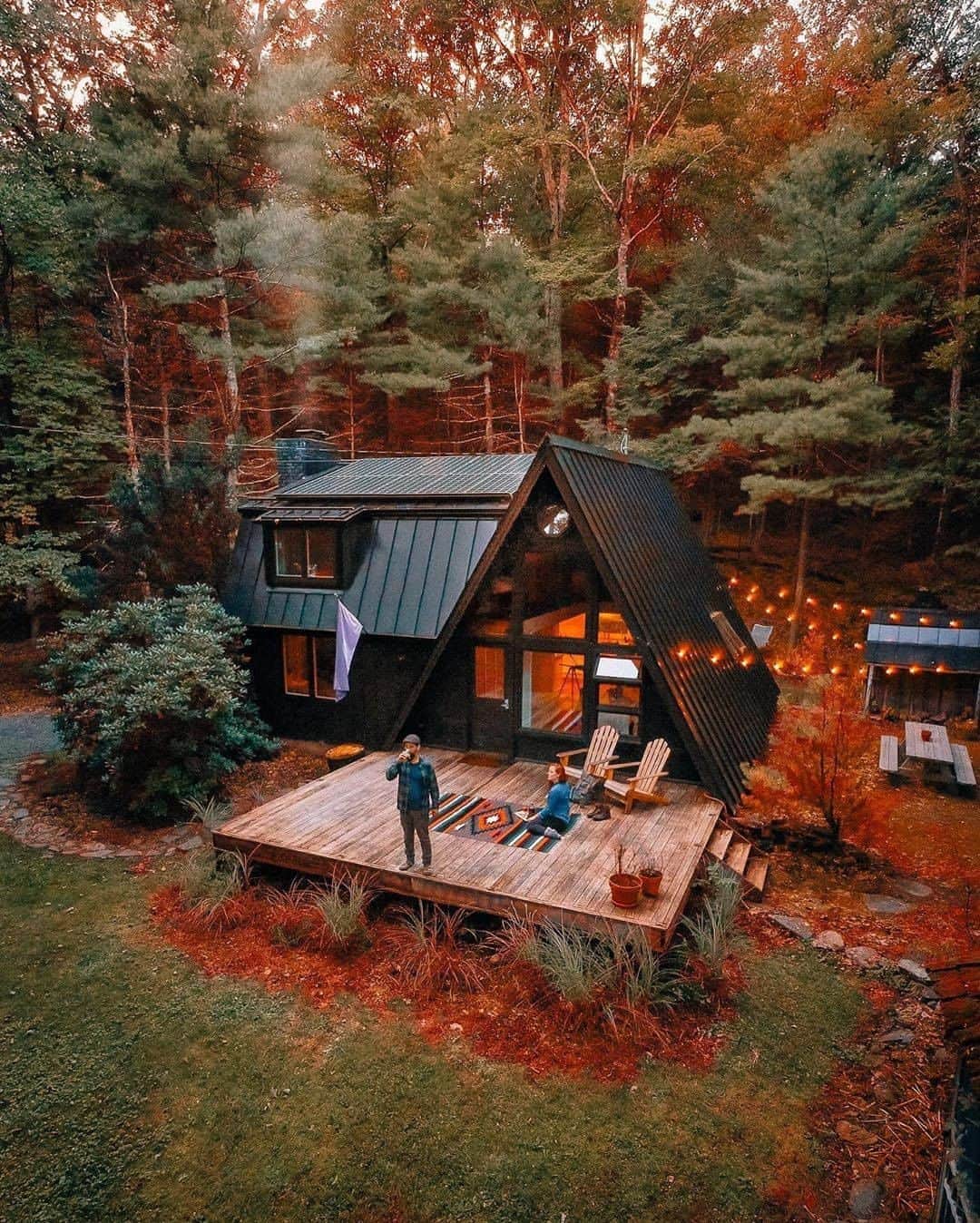 Discover Earthさんのインスタグラム写真 - (Discover EarthInstagram)「Would you like to stay here ?  "Ultimate deck hang goals. Location: @ablackaframe "  🇺🇸 #discovernewyorkstate  with @dirtandglass   #newyork #deck #decklife」10月14日 0時00分 - discoverearth