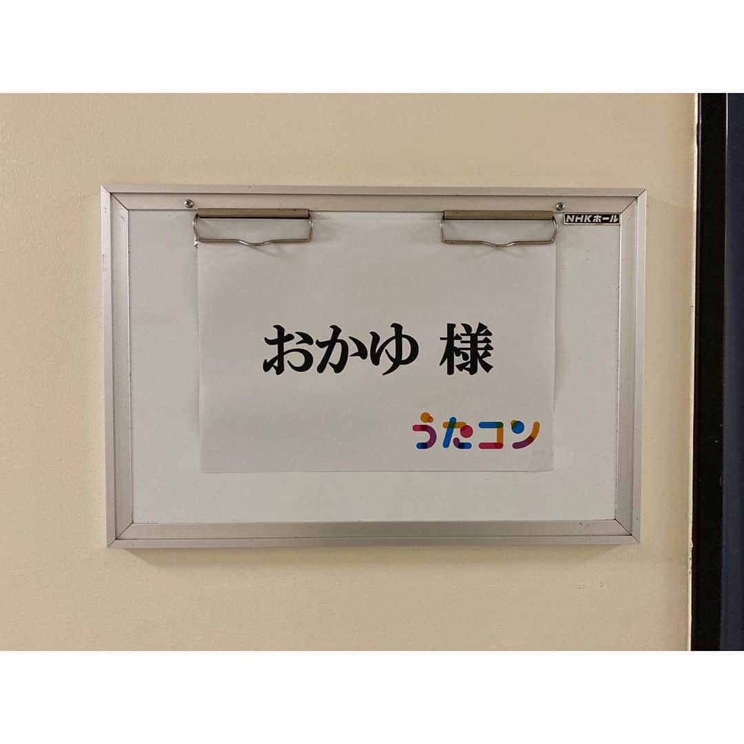 おかゆさんのインスタグラム写真 - (おかゆInstagram)「🌈🌈🌈🌈🌈🌈🌈 . NHK総合「うたコン」 ご覧くださった視聴者の皆様、 会場でご覧くださったお客様、 ご出演の皆様、スタッフの皆様、関係者の皆様、本当にありがとうございました…🙏🏻❤ . 母が果たせなかった夢を、また一つ 叶えさせて頂くことが出来ました。 . 全国から応援下さる皆さんのお陰です😢 今日の貴重な経験を糧に 日々高みを目指します👉🏻🌈 . 私には勿体ない 大きなステージを与えて頂き 憧れの髙橋真梨子さんの名曲に挑戦させて頂き 光栄でなりませんでした…。 全ては全国から応援くださる皆様のお陰です。 本当にありがとうございます😢❤️ . 憧れの先輩方に続けるよう、 日々良き音楽、高みを目指して精進します🔥 . 七転び八起き幸せに。 . #NHK総合 #うたコン #五番街のマリーへ #髙橋真梨子 さん #おかゆ #愛してよ #独り言 #たまごやき #おかゆの夢は夜ひらく #10月28日新装盤発売 #ありがとうございました」10月14日 0時01分 - okayu_dayu