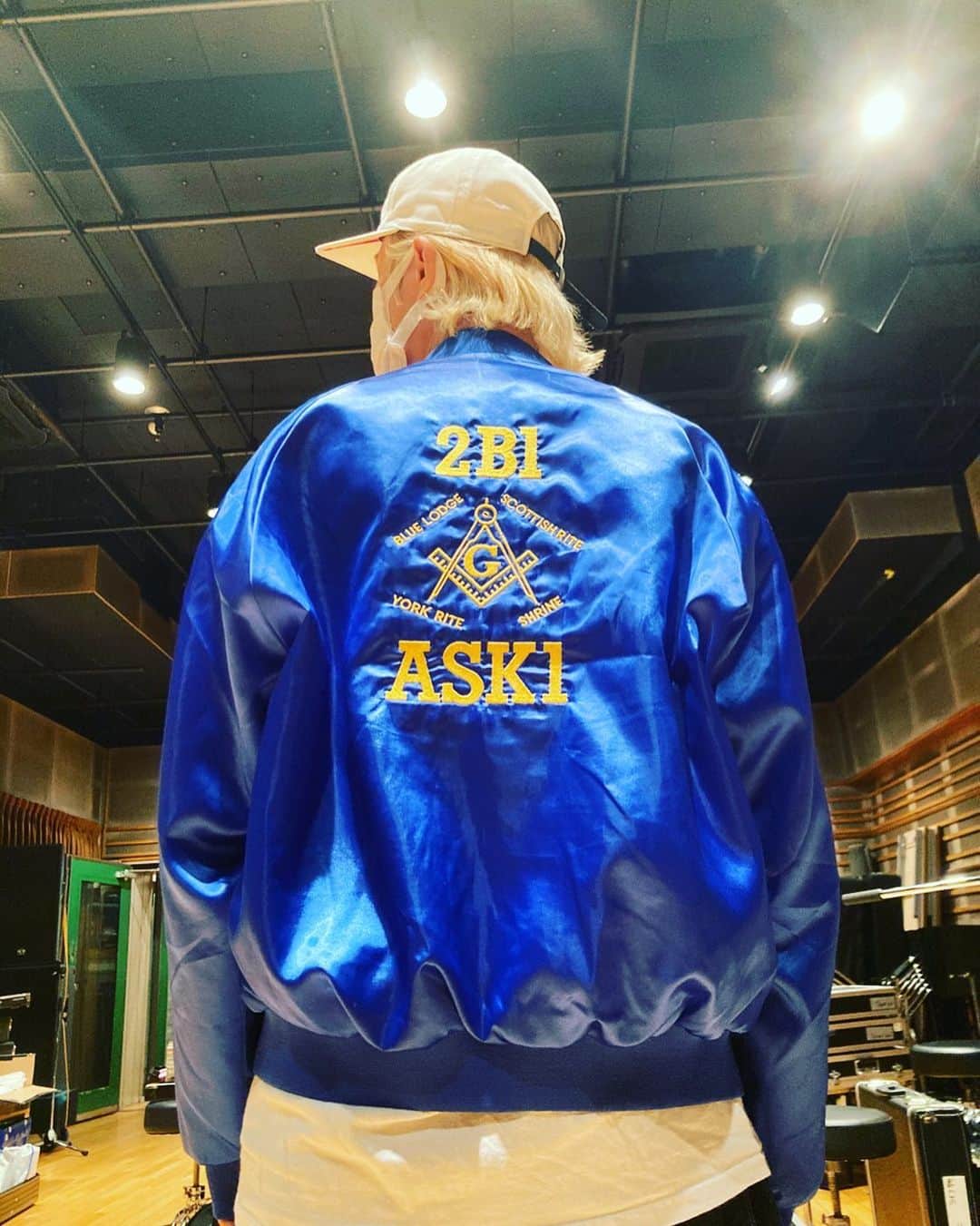 山田義孝のインスタグラム：「👀👀👀 クタクタだけど心地いい。 今日も沢山唄いました。 明日も沢山唄います。 沢山の時間と頭と心を使って 一つのライブに挑みます。 先に伝えます。 最高の時間になります。 #10月18日新歌舞伎座 #10月21日11周年記念配信ライブ #観てね」