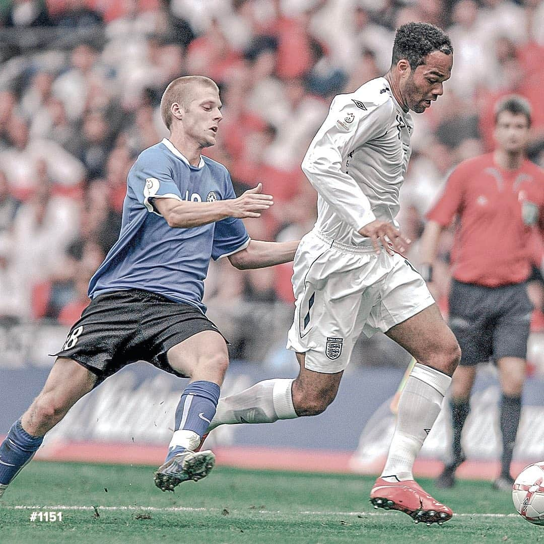 ジョリオン・レスコットさんのインスタグラム写真 - (ジョリオン・レスコットInstagram)「Made my England debut 13 years to the day, time flies.  Got a call from Moyes after the game. Congrats - No, Well played - No...  “Don’t bring them red boots back to the training ground”  #ToffeesHateRed 😂😂」10月14日 0時11分 - joleonlescott