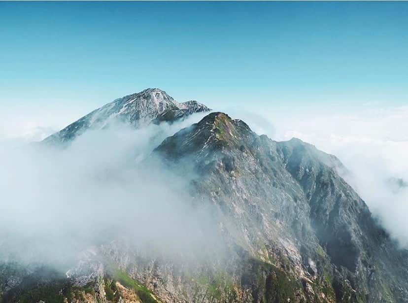 登山*トレッキング*アウトドア『.HYAKKEI』さんのインスタグラム写真 - (登山*トレッキング*アウトドア『.HYAKKEI』Instagram)「八峰キレットを越えて振り返ると、そこにはさっきまでいた五竜岳。﻿ ガスが晴れると感動しますよね﻿ ﻿ ﻿ photo by @harux2.n  ﻿ ﻿ ﻿ あなたの山の思い出picを#hyakkeime で投稿してください！みんなで素敵なお山ギャラリーをつくりましょー！﻿ ﻿ ﻿ ﻿ #登山好きな人と繋がりたい #登山 #山登り #山歩き #山が好き #landscape #絶景 #日本の絶景 #as_archive #vsco #reco_ig #光と影 #空 #北アルプス #五竜岳 #八峰キレット」10月14日 0時05分 - hyakkei_me