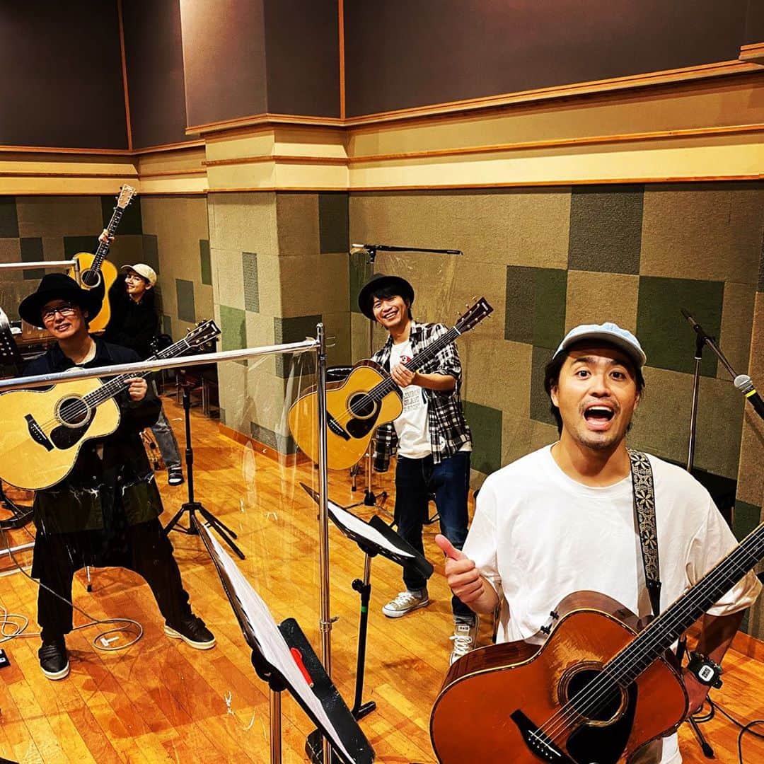 三浦祐太朗のインスタグラム：「Yamaha Acoustic Mind 2020 ONLINEのリハーサルでした。去年のMステでISEKIさんと座席が隣同士になって、その時にこのイベントに誘って頂きました。学生時代キマグレンさんのLIFEをヘビロテしていたので、大変心が躍ったのを覚えています。今年は配信オンリーですが、精一杯盛り上げたいと思います。 #YAM2020 #ISEKI #Anly #三浦祐太朗」