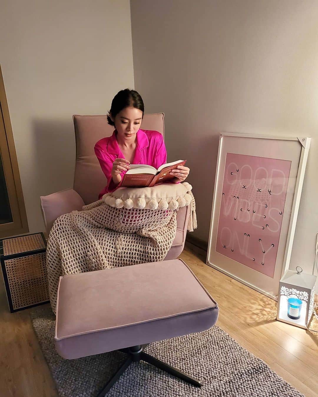 ヘリム さんのインスタグラム写真 - (ヘリム Instagram)「우리 오빠 책 읽어주기 #bedtimestory for @shinmincheol 😴」10月14日 0時09分 - wg_lim