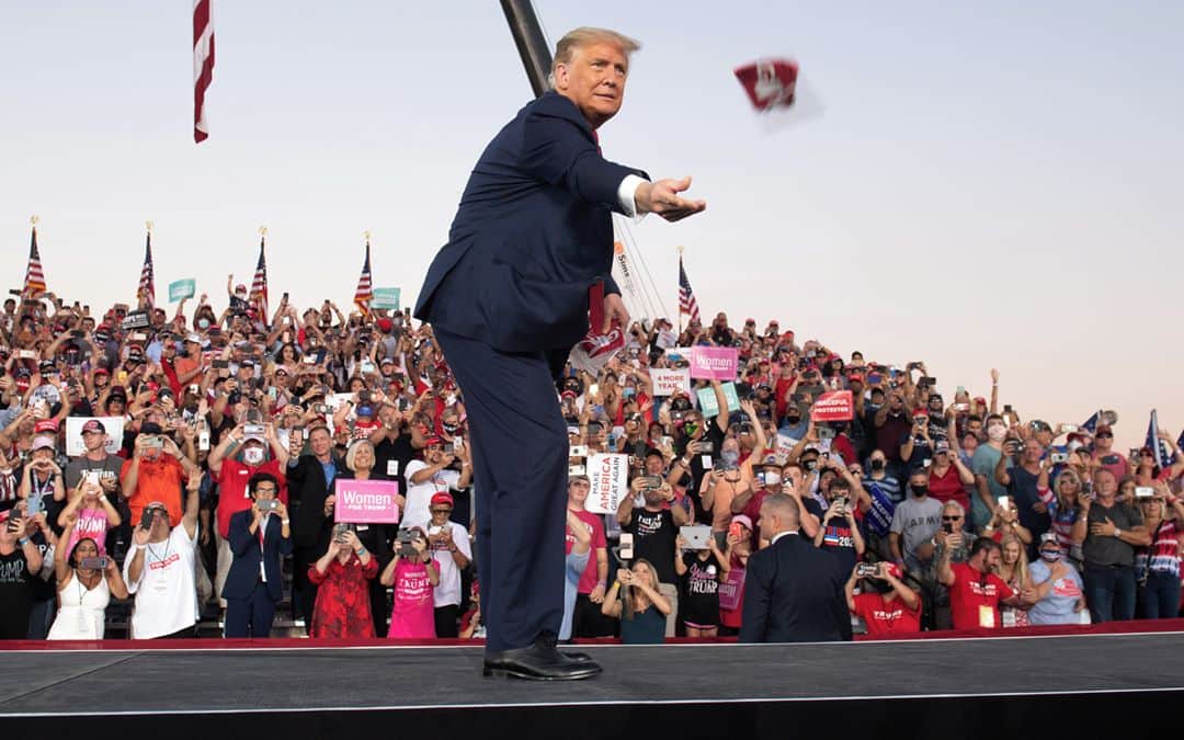 AFP通信さんのインスタグラム写真 - (AFP通信Instagram)「AFP Photo 📷 @saulloeb - Trump tells fans on post-Covid comeback tour: 'I feel so powerful' -⁣ .⁣ Deprived of his beloved campaign trail for 10 days by Covid-19, President Donald Trump took center stage again Monday in Florida, vowing that he is in "great shape" with 22 days to go until he faces Joe Biden in the election.⁣ ⁣ "I went through it and now they say I'm immune," Trump told a cheering crowd in Sanford, near Orlando, few of whom wore masks.⁣ ⁣ "I feel so powerful. I'll walk in there, I'll kiss everyone in that audience. I'll kiss the guys and the beautiful women, just give you a big fat kiss."⁣ ⁣ Trump's medical team announced he had tested negative and was no longer contagious as he jetted to Florida -- the first of four battleground states he plans to visit over the next four days. His claim of immunity is unproven.」10月14日 0時17分 - afpphoto