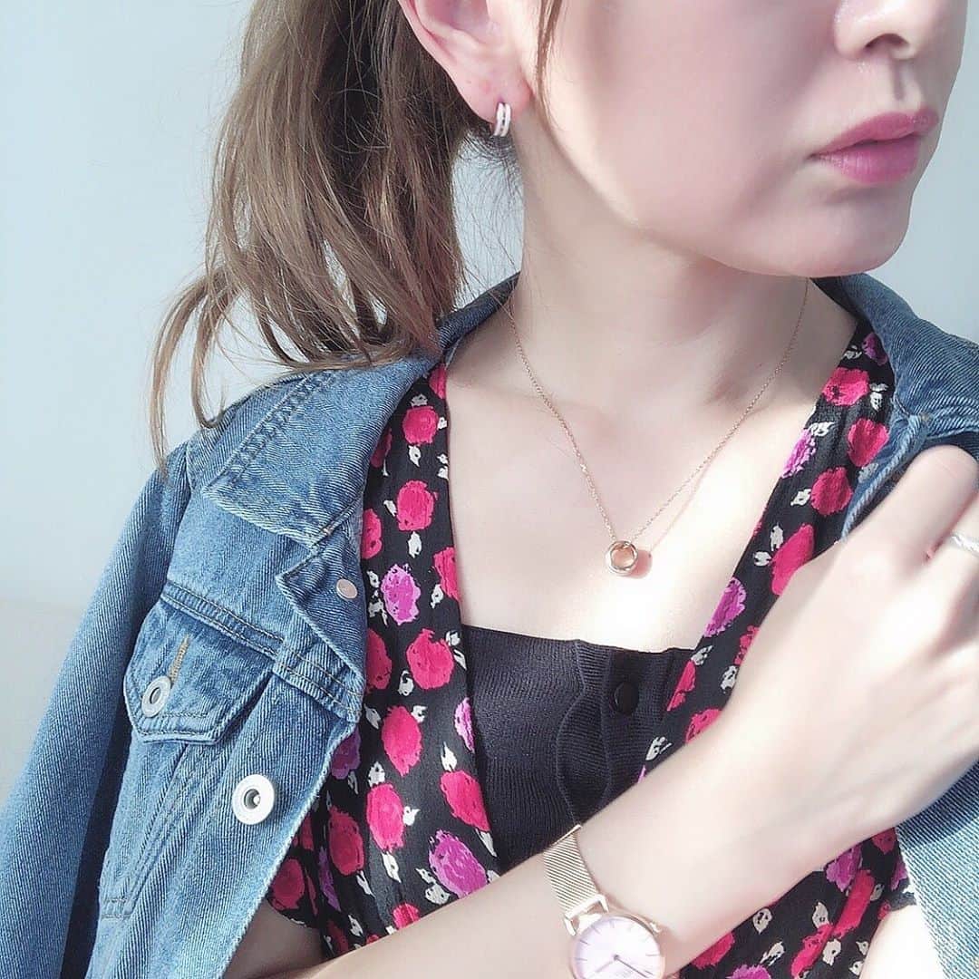 菊池かなこのインスタグラム：「.  @danielwellington の新シリーズ Pink Mesh🌸 暗めの色が多くなる秋冬のファッションだけど、 可愛いピンクの文字盤とゴールドの組み合わせの腕時計で手元を明るく😍 同じピンクゴールドのピアスとネックレスと一緒に✨✨ . 夏物の @zara のロングワンピに @fifth_store のGジャン✨ . ＠danielwellington #ダニエルウェリントン #DWピンクメッシュ #腕時計倶楽部#腕時計コーデ #fashion#ファッション#ゴールドアクセ #腕時計好きな人と繋がりたい#腕時計くら部 #腕時計倶楽部#腕時計好き#手元くら部　 #秋アクセ#冬アクセ#秋コーデ#秋コーディネート」