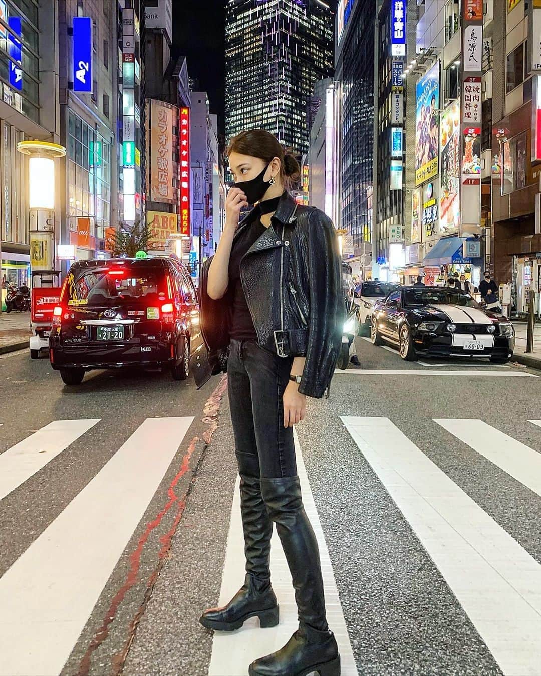 里海のインスタグラム：「全身黒！in 渋谷〜！ マスクがあればスッピン😏」