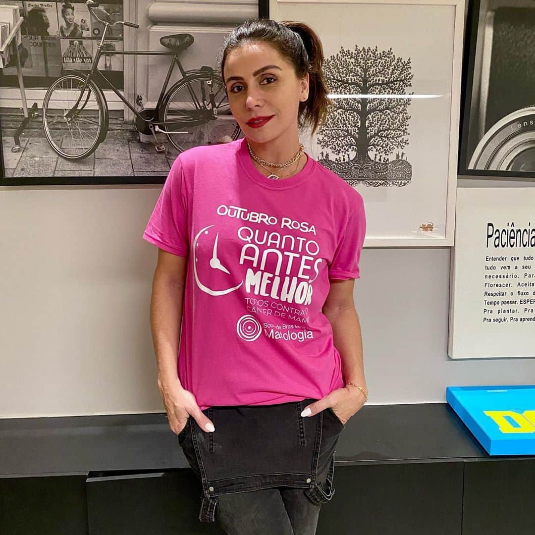 Giovanna Antonelliのインスタグラム：「Celebramos este mês o Outubro Rosa, o movimento criado no mundo para lembrar da luta contra o câncer de mama. E a Sociedade Brasileira de Mastologia (@sbmastologia ) realiza este ano o movimento QUANTO ANTES MELHOR, pra chamar a atenção de nós mulheres , de QUANTO ANTES adotarmos um estilo de vida mais saudável, MELHOR para nossa saúde! 💕 #quantoantesmelhor #outubrorosa #câncerdemama」