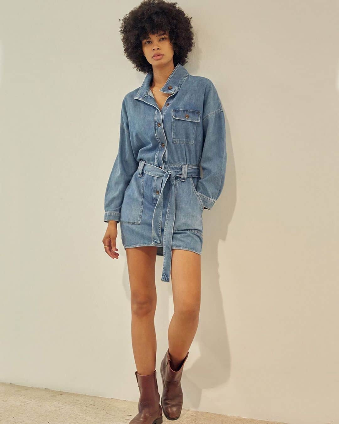 カレントエリオットのインスタグラム：「buttery-soft in an edgy silhouette – this denim mini is quickly becoming our style standout for #fall / meet the cassandra via the link in our bio」