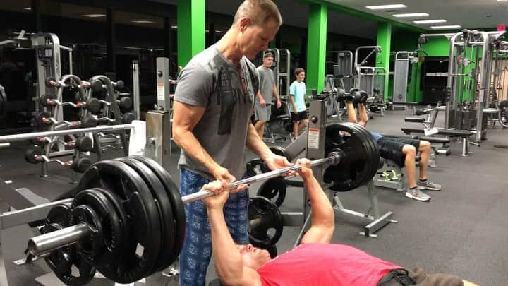 セージ・ノースカットのインスタグラム：「How much do you bench and How much do you weigh?」