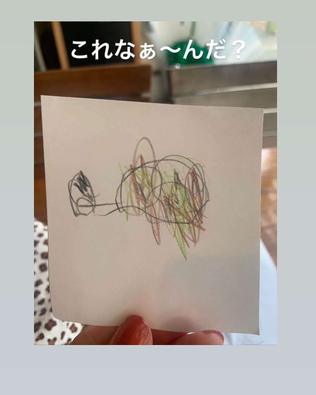 渋木さやかのインスタグラム：「Question ❓❓ ドングリに夏のあたりに出されたクイズ 難易度が高かったなぁって思い出。 ⠀ 最近の私とドングリ。 幼稚園が終わった後に 公園や海へ行ってお外遊びをさせてます。ドングリは意外とインドア派で、YouTubeやゲームが大好きで、ほっとくと一生やってしまうんだよね。 ⠀ それに、これまた最近のドングリ。大人の男の人を見つけると全力でパンチしにいくという謎の行動をするようになってしまったのだ。(しかも下アゴめっちゃシャクれながら) (力が強くなってきてまぁまぁ痛い)   全力で発散させたら、きっと大丈夫…と信じてアラフォーは頑張ってます。夕方に気を失いそうになるけど🙄💭 だから、夕飯、凝ったもの作れない… (それ前から✋🏾) ⠀⠀ 手を抜きながら、頑張る宣言。 ⠀ こんな内容をストーリーズでUPしたら、 反響が凄くて、みんな分かりますぅぅ！って。😂　子供って元気もらたり、吸い取られたり、不思議な生き物ですよね…😇💭 ⠀ ちょっと疲れてる人を公園で見つけたら、頑張ってますねって声かけてみて。多分、泣いちゃうから。😂私も含めて。やばw ⠀ #アラフォーの子育て #手抜いてこ」
