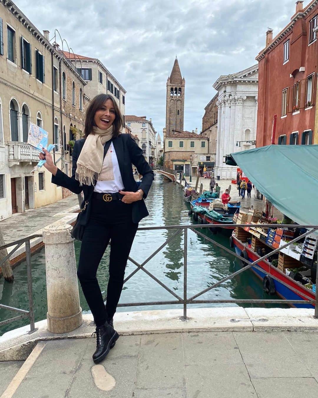 メラニー・サイクスさんのインスタグラム写真 - (メラニー・サイクスInstagram)「A very happy first time tourist in  Venice. A life time dream to be here. #carpediem #venice #map #mask #italy #amore I will be back 🖤」10月14日 0時32分 - msmelaniesykes