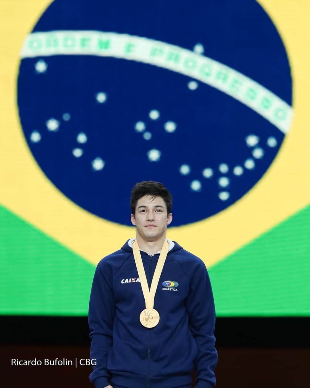 アルトゥール・オヤカワ・マリアノのインスタグラム：「13 de Outubro de 2019.🎂🎉 Um ano que me tornei Campão Mundial!🥇  Resultado conquistado através de muito trabalho, empenho, dedicação e abdicação! Eu agradeço imensamente a todos que conquistaram junto comigo este título! Vocês são essenciais! Agradeço também aos torcedores e admiradores do meu trabalho! Vamo que vamo ❤️🙏🏻 .  #EsporteClubePinheiros #ComitêOlimpicoBrasileiro #COB #Caixa #Cbg #BolsaPodio  #ForçasNoEsporte #Cda #Petrobras #TimePetrobras #Aminovital #TimeAjinomoto  📸: @rbufolin」