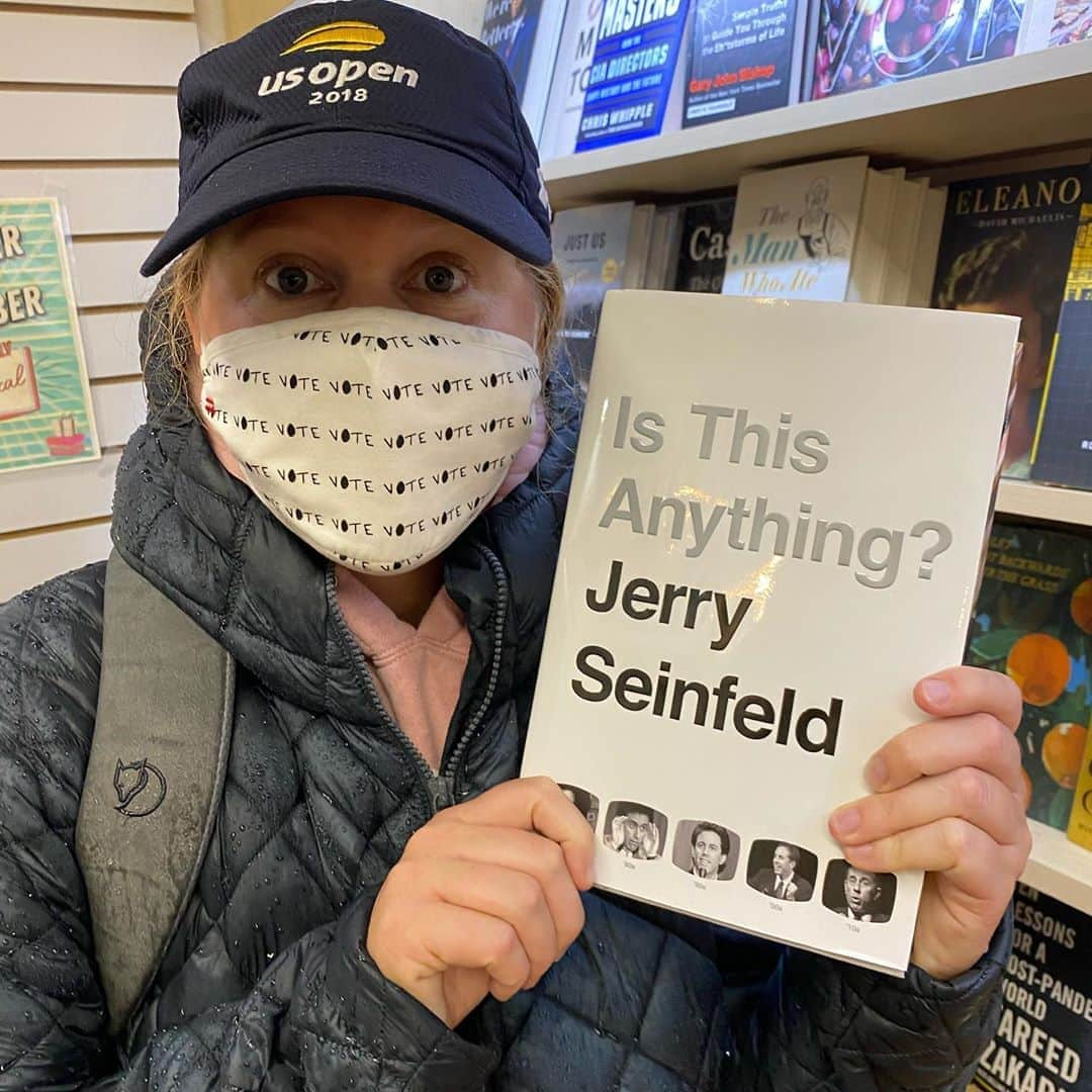 エイミー・シューマーさんのインスタグラム写真 - (エイミー・シューマーInstagram)「Picking up @jerryseinfeld book #isthisanything and some more copies of @isabelwilkerson book #castebook」10月14日 0時47分 - amyschumer