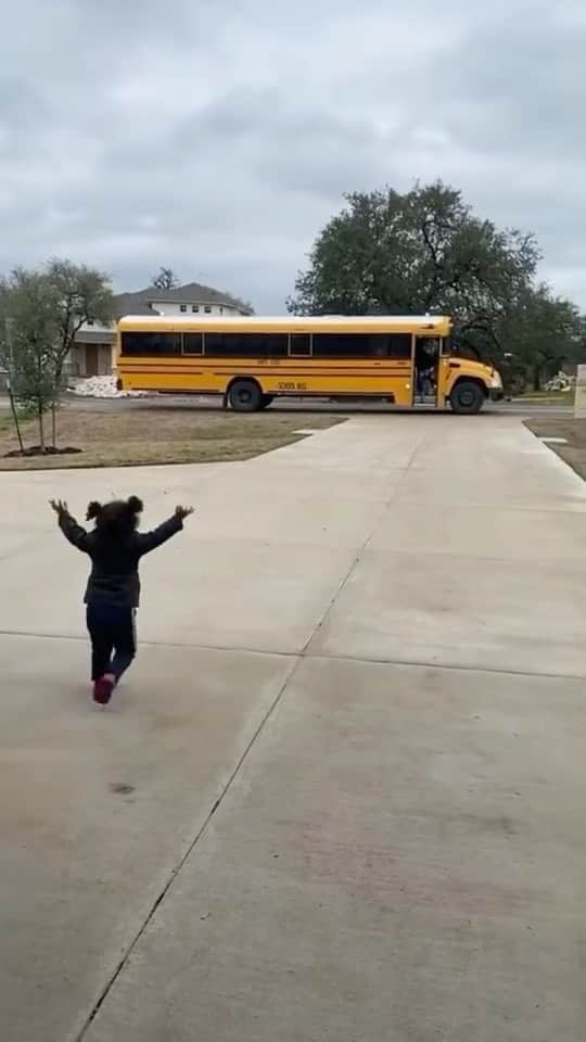 Average Parent Problemsのインスタグラム：「Cutest thing you’ll see all day is @jenniferborget’s kids greeting each other when her son gets home from school ❤️」