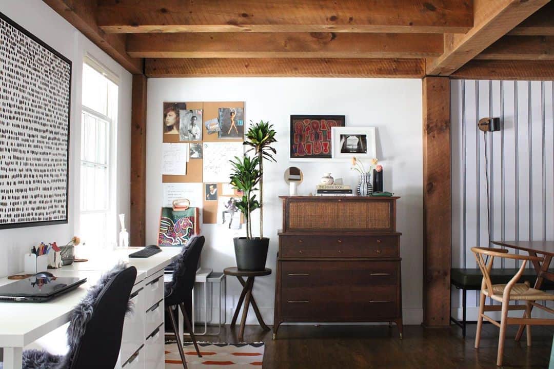 Grace Bonneyのインスタグラム：「Country Living.⠀ @casamarcelo.co⠀ ______⠀ I completed the @oneroomchallenge in the Spring, because after moving 3 times in 4 years, I thought I should finally invest in myself. I wanted to create a home office that was inspiring, clean, minimal, and allowed me to spread out along my journey as a new entrepreneur in Interior Design. 👷🏾‍♀️⠀ ⠀ I turned an unused, awkward space in the home into our two-person ‘Office space’, and added a rectangular extendable dining table in our dining area, which could double as a conference table when necessary. ⠀ ⠀ As much of a wallpaper fan I am, it was my first time using removable wallpaper, this one by @livettes, adding lighting to this area with plug-in wall sconces. 👌🏾⠀  ⠀ I also added vintage pieces from @chairish and pops of color through decorative items, which is something I’ve perfected over the years.⠀ ⠀ Tap our stories to see Before & After Photos from @casamarcelo.co!」