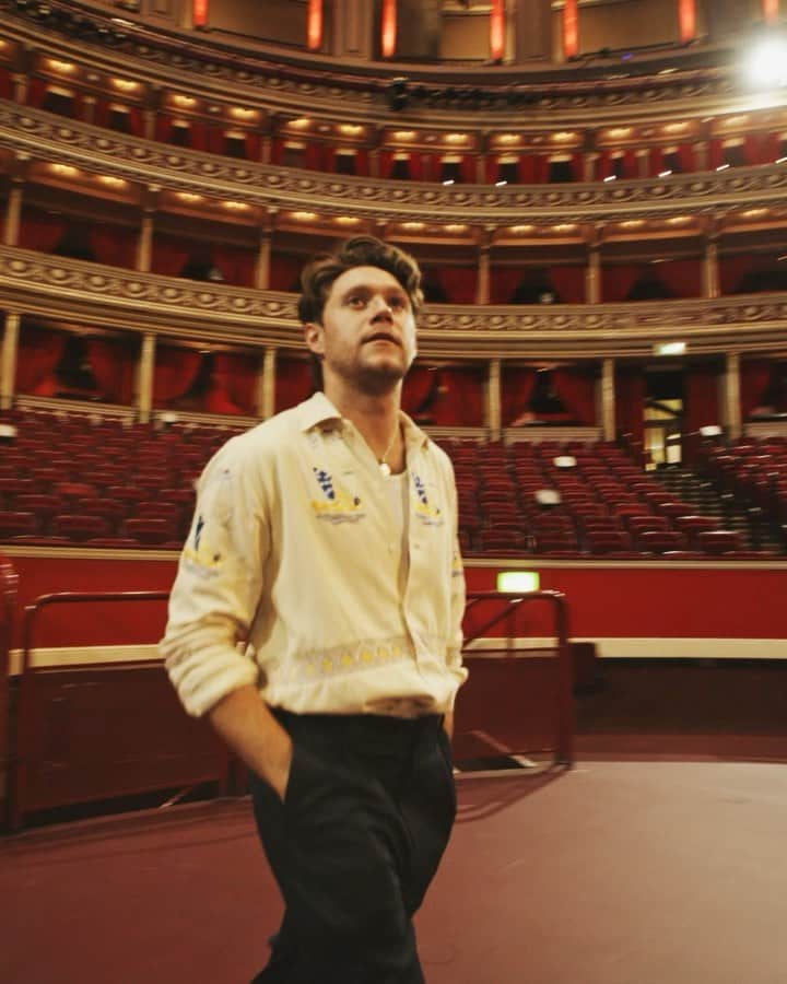 ナイル・ホーランのインスタグラム：「I’m sooo happy to share that I’ll be playing a special livestream show from London’s legendary @royalalberthall on 7th November !⁣  ⁣ Tickets go on-sale this Friday (October 16th) at 9AM BST.⁣  ⁣ This is a one-off ticketed live show with a special cause in mind. All profits from the event will be shared between my touring crew and the #weneedcrew relief fund.⁣  ⁣ This is something I’m incredibly passionate about as live events are something we all love and miss. Until we are able to return I want to shine a light on the incredible crew members of our touring world that make those events possible and whose livelihoods have been severely affected by Covid-19 and the lack of financial support to self-employed Arts World members.⁣  ⁣ I’m putting on this gig to try and raise awareness of the immense value they bring to an industry enjoyed by so many, and do something to help them and their families. I ask all you guys to support them with me and buy a ticket if you can, and I encourage all artists to do the same.⁣  ⁣ I’m going to put on a show for you and I promise you will love it.⁣  ⁣ Visit niallhoran.com for more details⁣  ⁣ Love,⁣ Nialler」