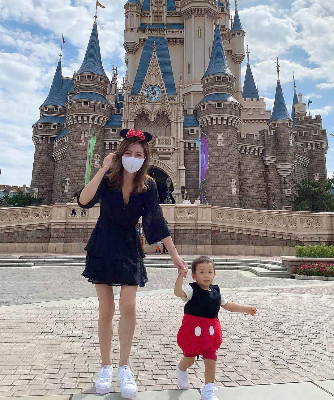 Reikaさんのインスタグラム写真 - (ReikaInstagram)「Disneyland part 2   にゃんミッキー🐭  めちゃくちゃ楽しかったし いい思い出だったけど 私はそのあと数日間 腰痛と筋肉痛に悩まされました😂  子連れディズニーって立派な筋トレ  #夢の国 #ディズニーランド #子連れディズニー」10月14日 0時58分 - reikamarianna