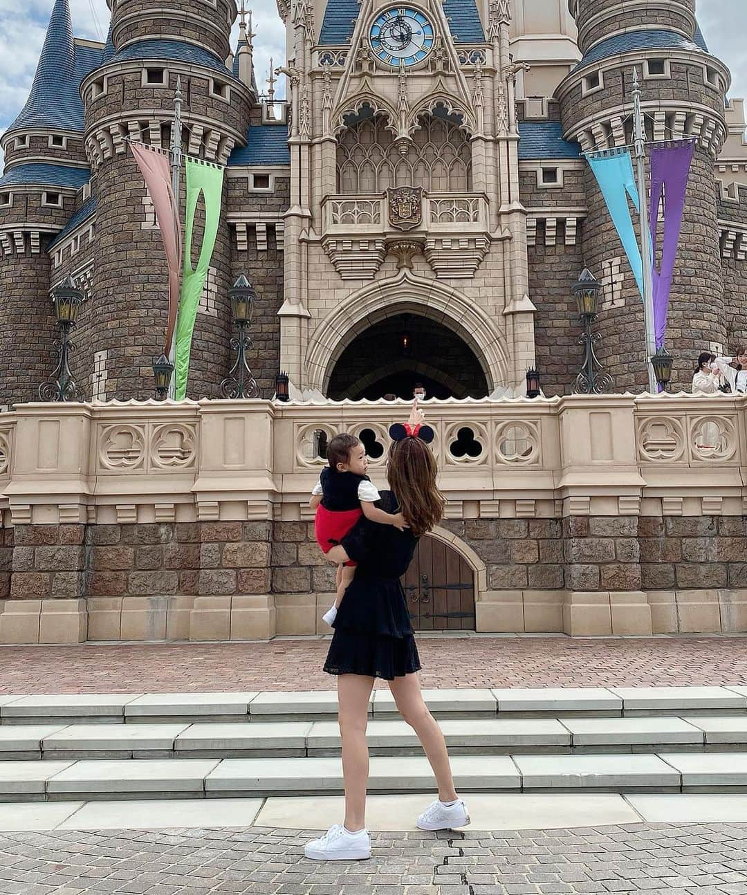 Reikaさんのインスタグラム写真 - (ReikaInstagram)「Disneyland part 2   にゃんミッキー🐭  めちゃくちゃ楽しかったし いい思い出だったけど 私はそのあと数日間 腰痛と筋肉痛に悩まされました😂  子連れディズニーって立派な筋トレ  #夢の国 #ディズニーランド #子連れディズニー」10月14日 0時58分 - reikamarianna