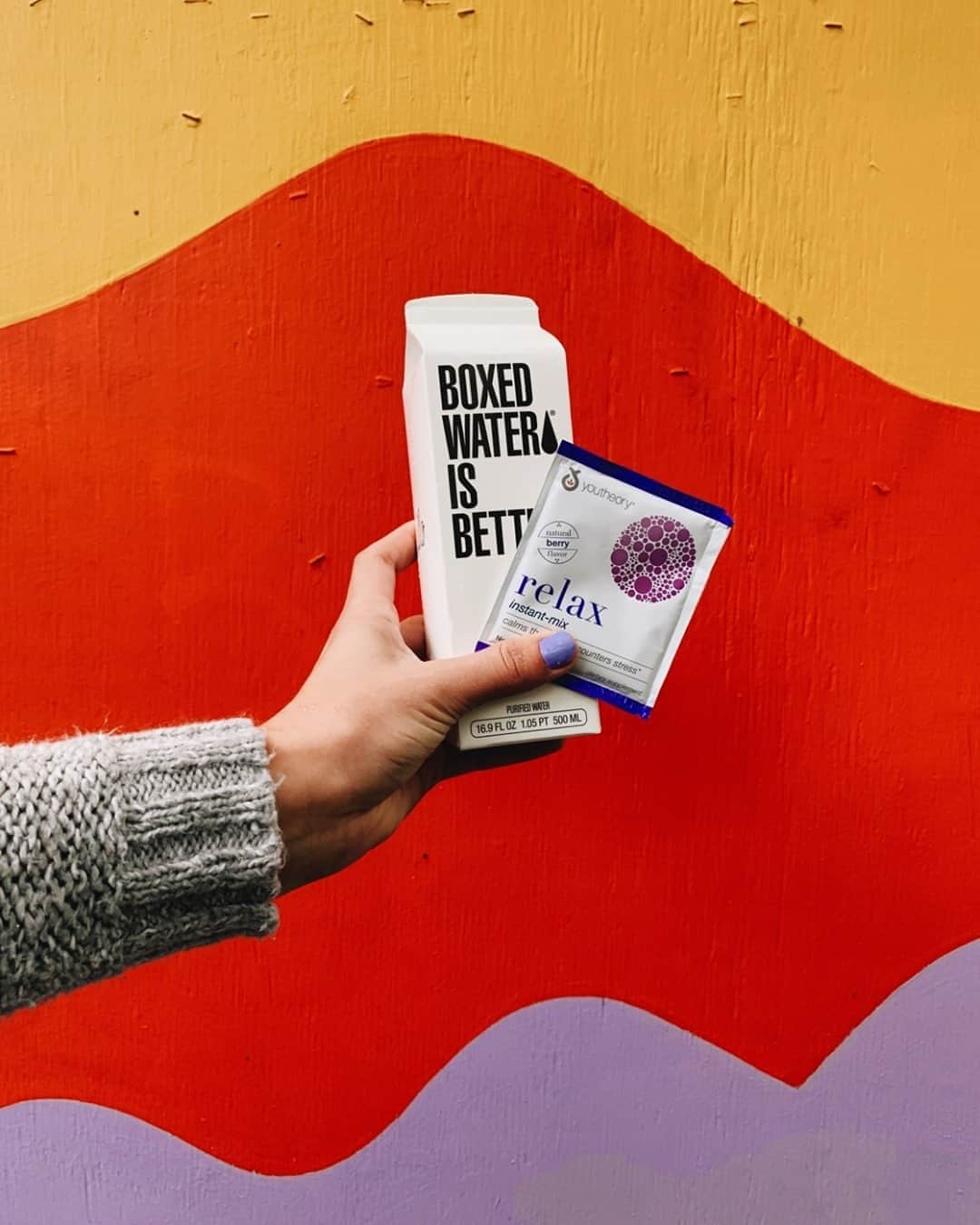 のインスタグラム：「[CLOSED] This year has been A LOT so we’ve teamed up with @Youtheory to offer a giveaway to help bring some relaxation to your life! Wellness starts with self care! 💜 Enter in 3⃣ steps:⠀ ☝ Like this post⠀ ✌ Make sure you’re following us @boxedwater 👌 Tag a friend in the comments below⠀ 🙌 And you’re in! ⠀  Prize pack includes a 3-month supply of a 24 pack 500mL Boxed Water and a Youtheory Relax instant-mix box of 15 packets. Delivered monthly. ⠀  Giveaway ends 10/15 at 11:59pm. Winner will be announced 10/19 on IG stories. This giveaway is not sponsored, endorsed, or administered by or associated with Instagram. By participating, entrants confirm that they are 18+ years of age and located in the United States. Alaska and Hawaii not included. Good luck! 🤞」