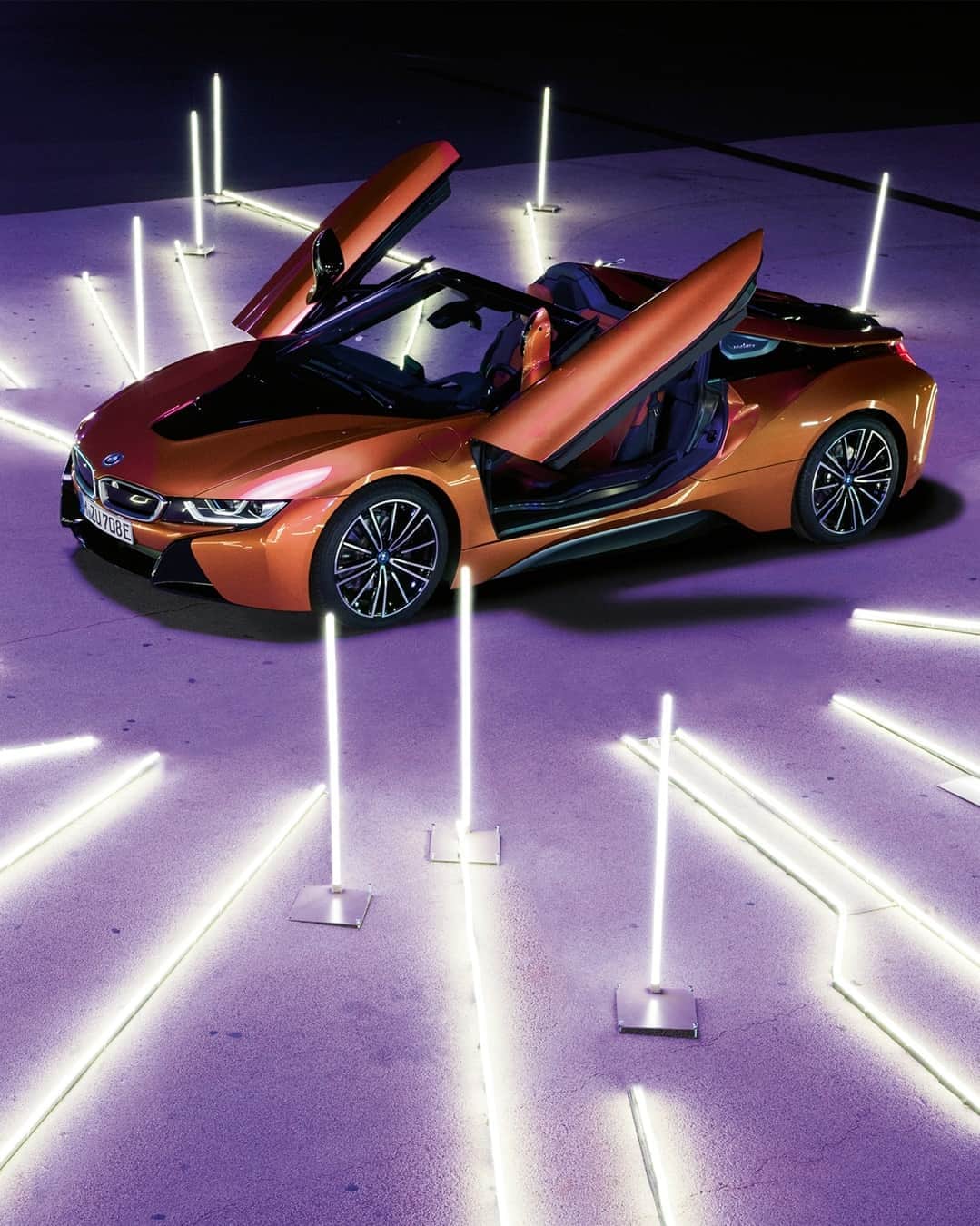BMWのインスタグラム：「Electrified excellence.  The BMW i8 Roadster. #THEi8 #BMW #i8 #BMWi #BornElectric __ BMW i8 Roadster: Energy consumption in kWh/100 km (combined): 14.5. Fuel consumption in l/100 km (combined): 2.0. CO2 emissions in g/km (combined): 46. Further information: www.bmw.com/disclaimer.  	 Acceleration (0-100 km/h): 4.6 s. Power: 275 kW, 374 hp, 570 Nm. Top speed (limited): 250 km/h.」