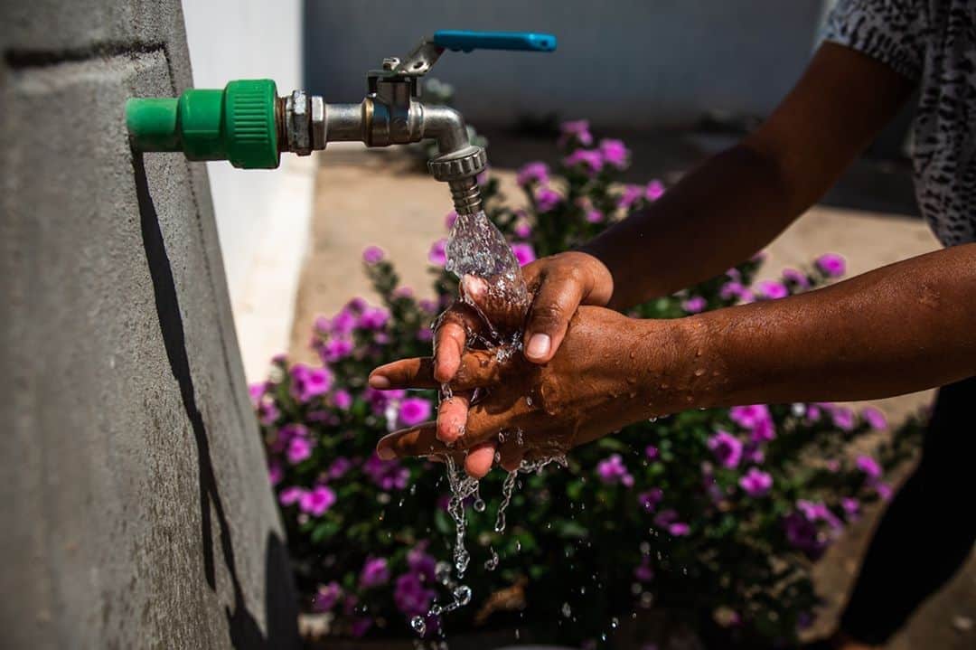 UNIQLO UKのインスタグラム：「UNIQLO is proud to support @charitywater  For every paper bag sold in our stores UNIQLO makes a donation and the proceeds so far have funded clean water for more than 10,000 people in India, Cambodia, Malawi and Madagascar.」